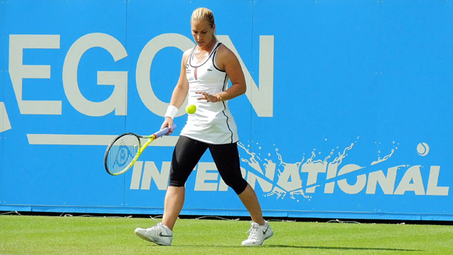  Dominika Cibulková počas prvého zápasu po návrate na kurty v anglickom Eastbourne.