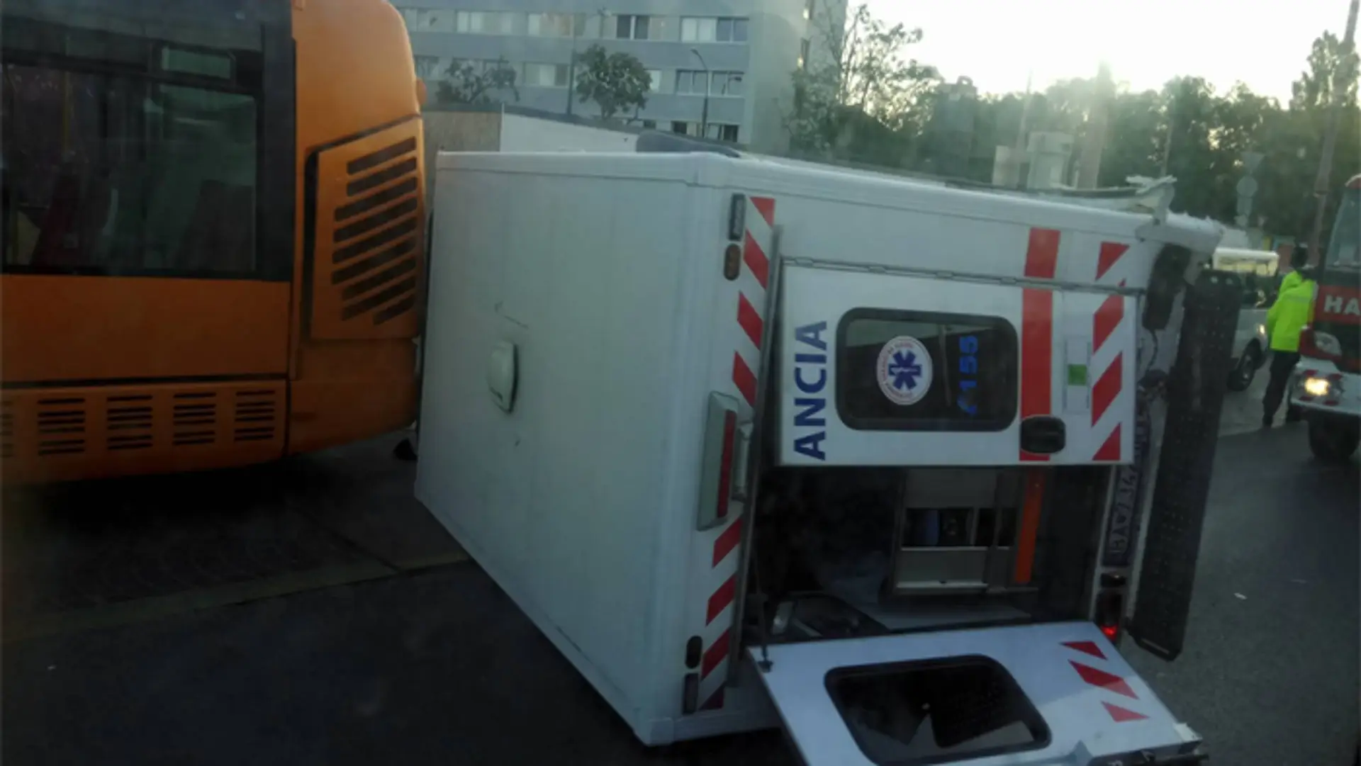 V Bratislave sa zrazil autobus so sanitkou.