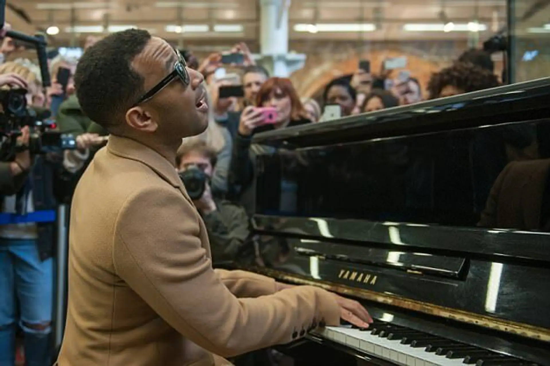 Len si tak čakáte na vlak a zrazu vám na klavíri zahrá John Legend