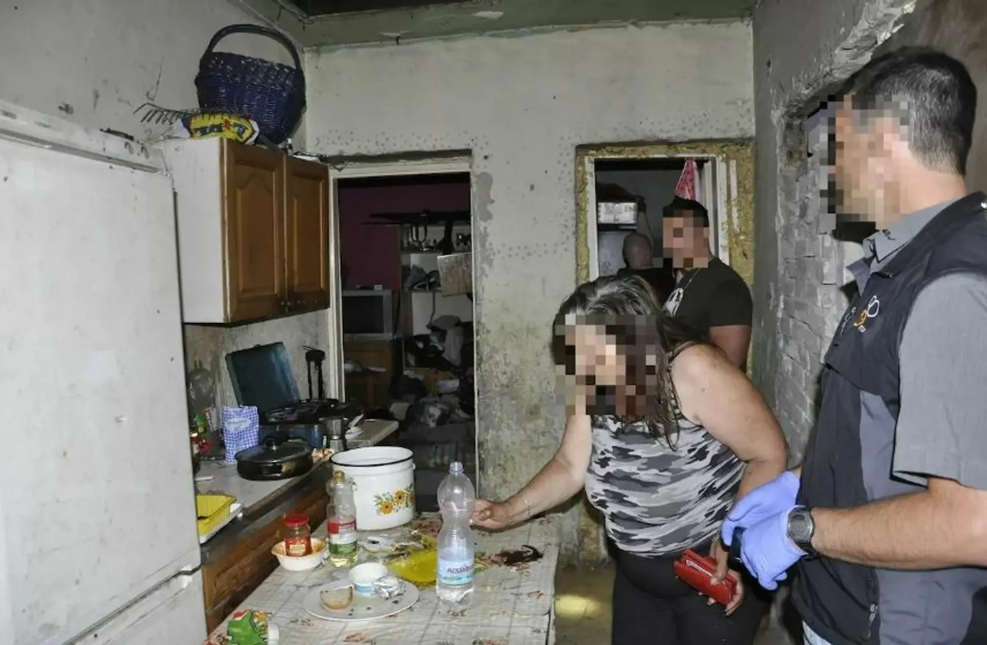 Maďarská polícia zadržala rodičov a starú mamu.