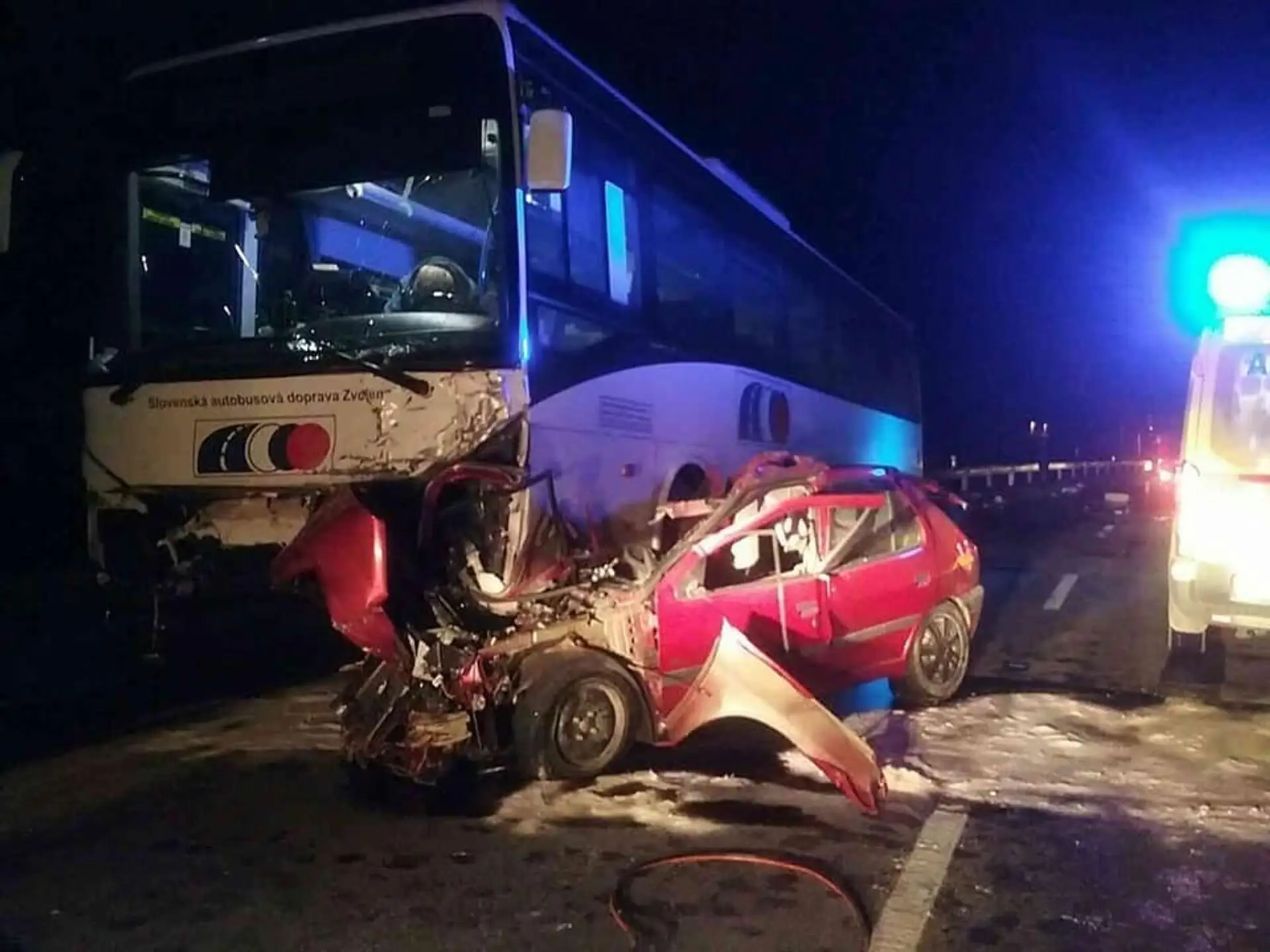 Zrážka autobusu s autom.