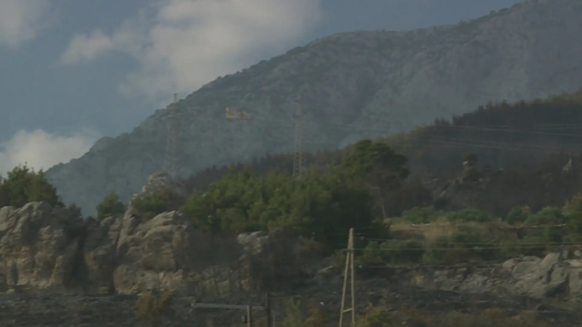 Makarska riviera počas vlaňajších požiarov.