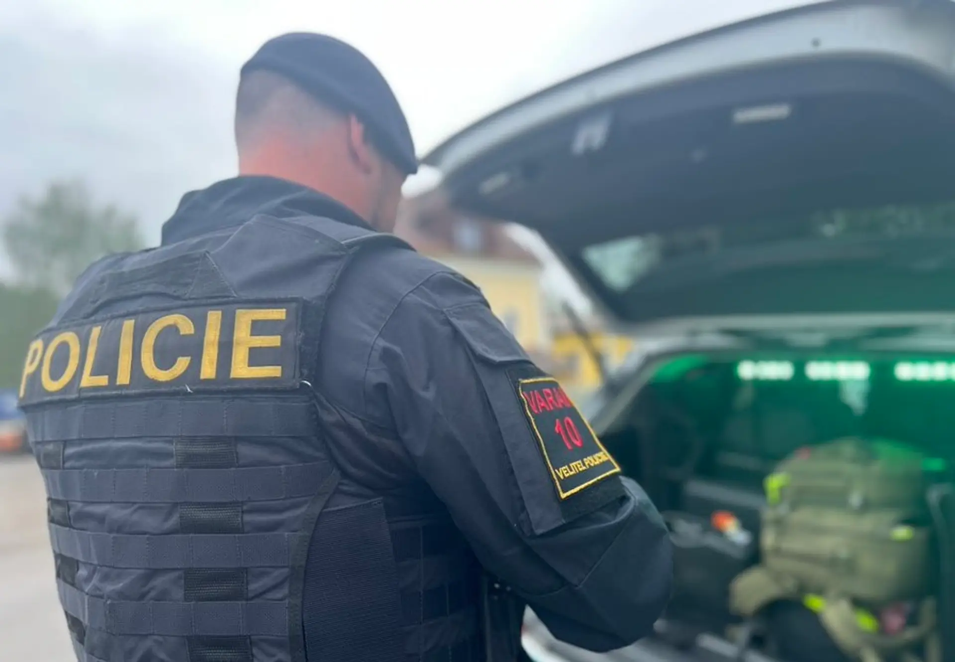 Jeden z policajtov neďaleko miesta nálezu ľudských pozostatkov.