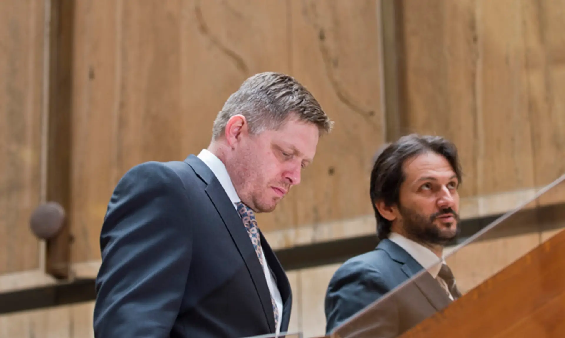 Premiér Robert Fico a minister Robert Kaliňák prichádzajú na rokovanie vlády
