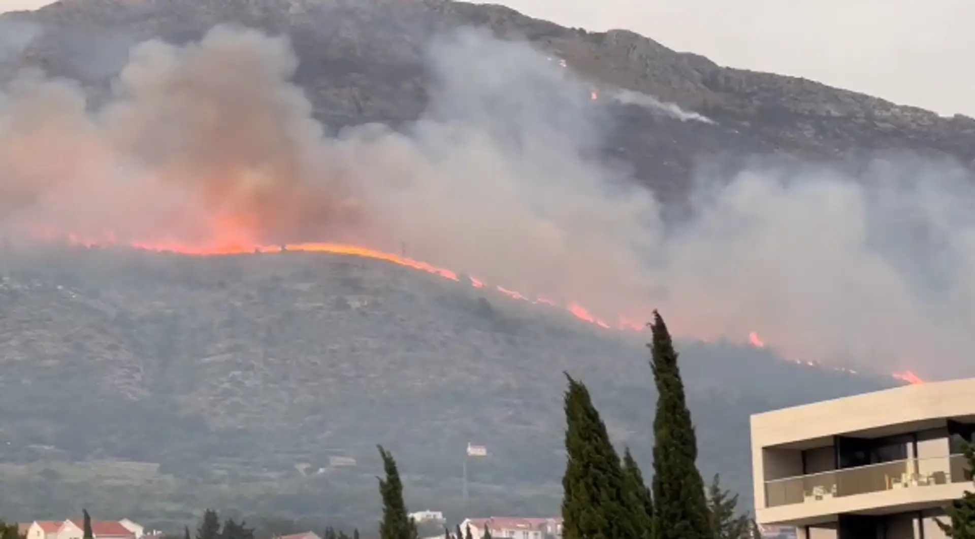 Plamene ohrozujú domy, hasiči zasahujú pri požiari neďaleko Dubrovníka.