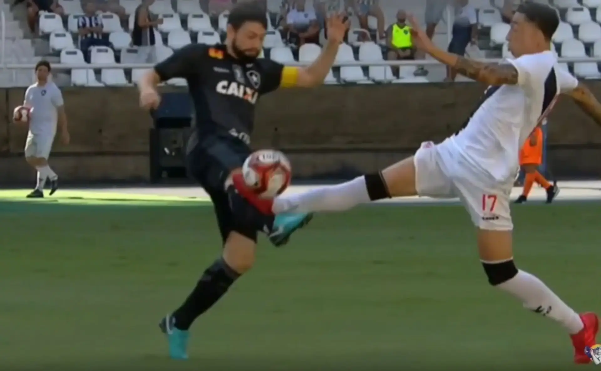 Joao Paulo utrpel pri tomto zákroku zlomeninu nohy.