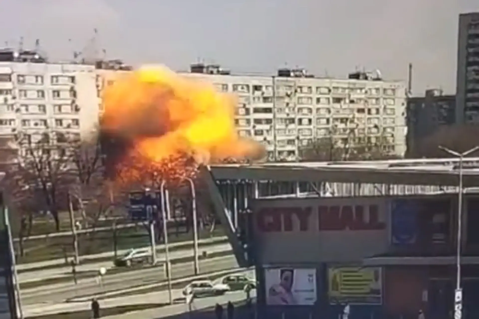 Bytovka v Záporoží po zásahu ruskou raketou.
