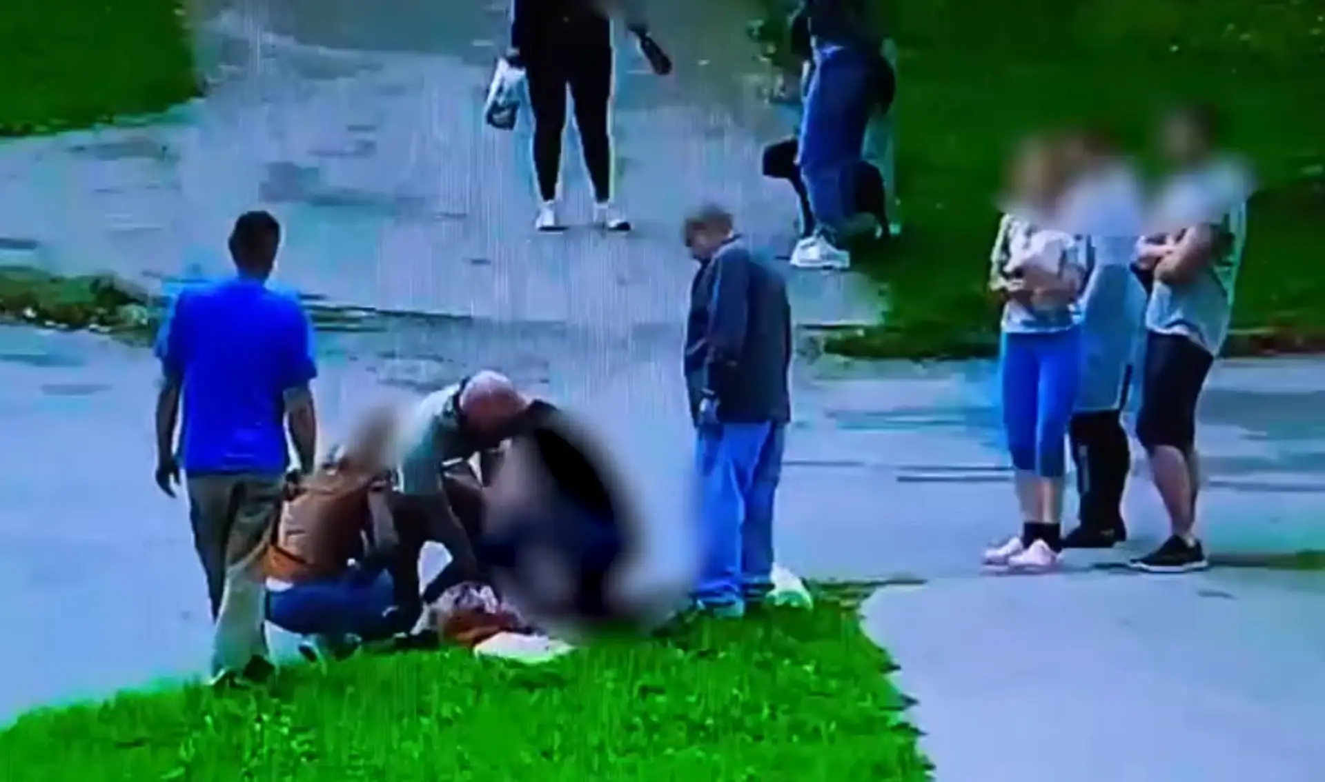 Policajt v revúcej resuscituje ženu, ktorá na ulici odpadla.