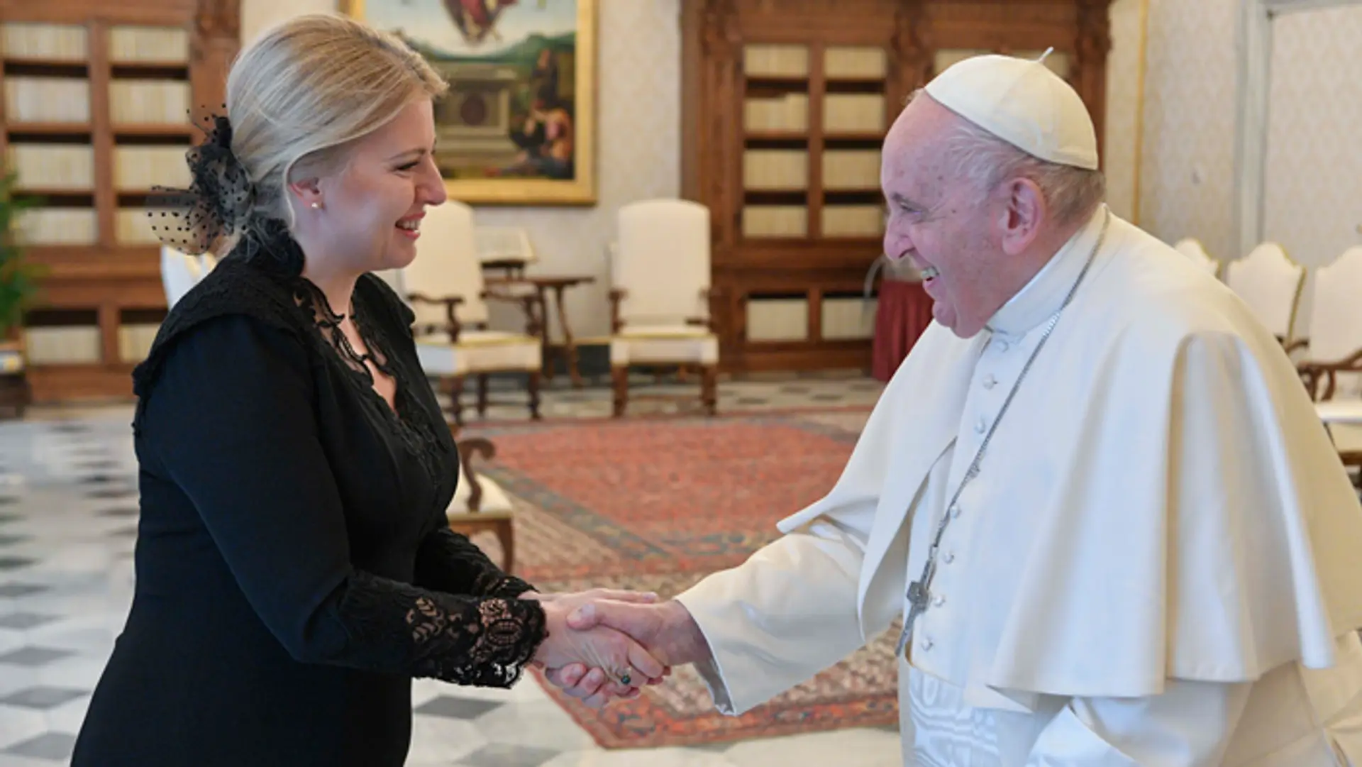 Prezidentka Zuzana Čaputová počas osobnej audiencie s pápežom Františkom vo Vatikáne. 
