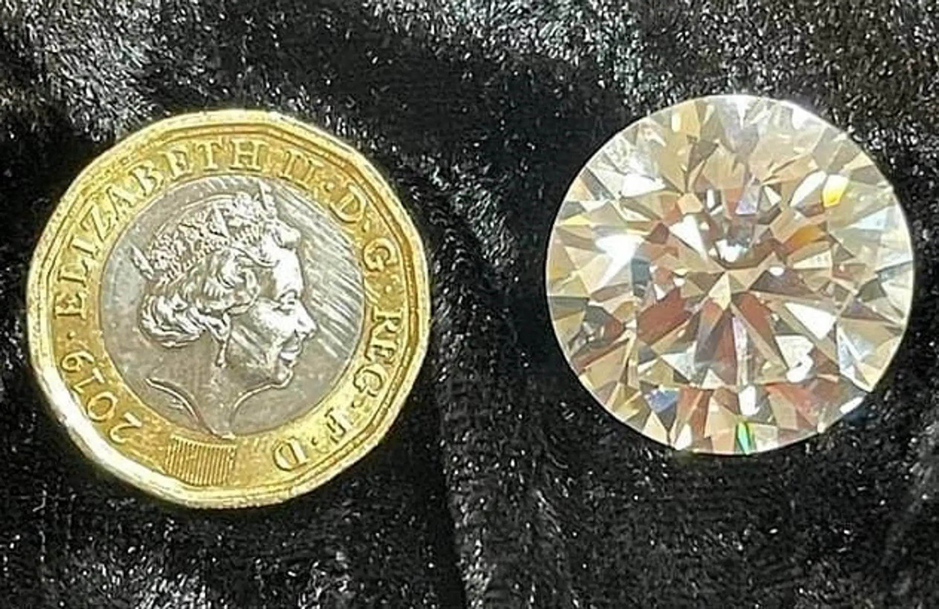 Nájdený diamant (vpravo).