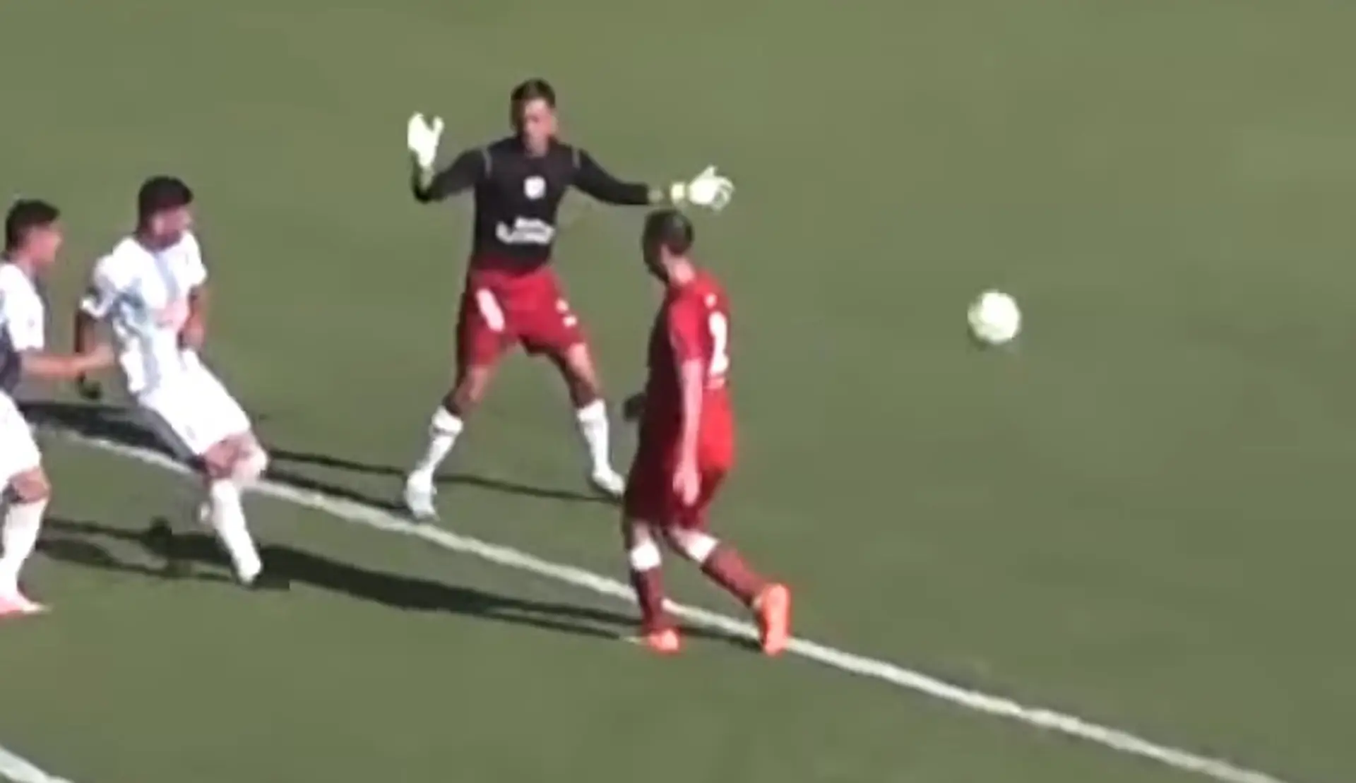 Loptu, ktorá sa po zbabranom výkope odrazila od obrancu Belgrana priamo k nohám útočníka domácich.