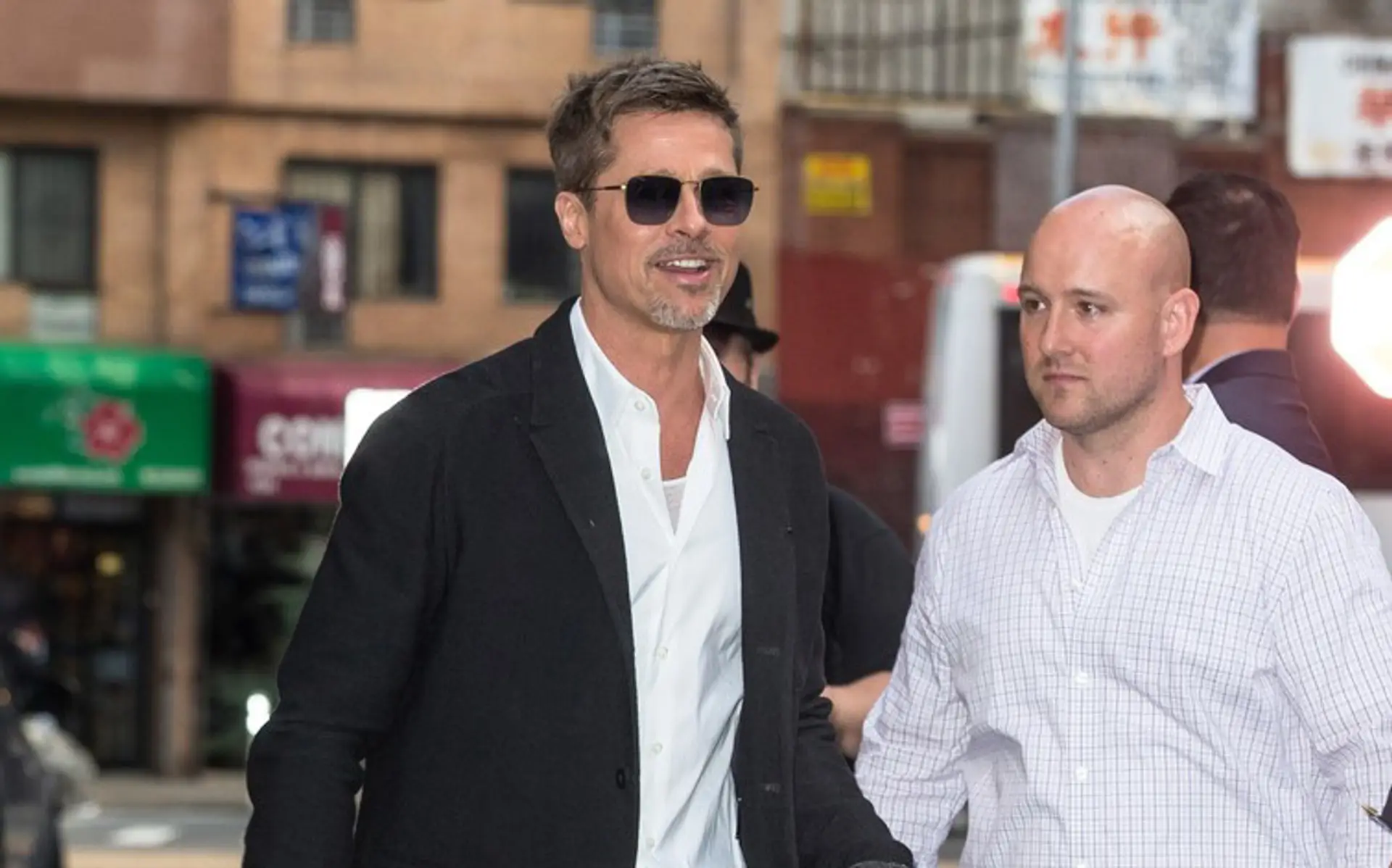 Brad Pitt stále mizne pred očami. Už na ňom visí aj oblečenie