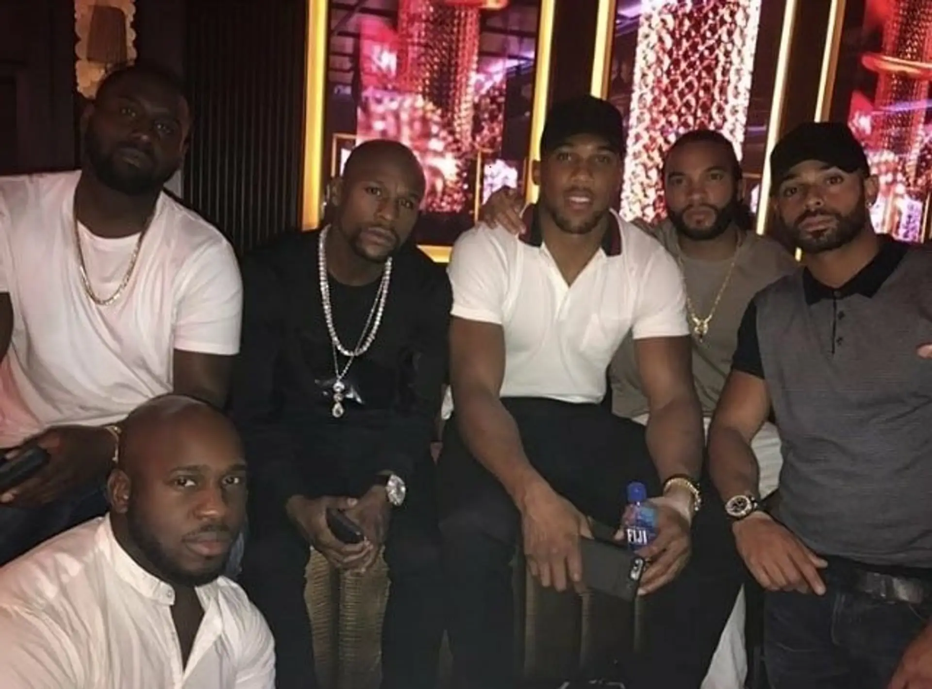 V strede Anthony Joshua (v bielom) a naľavo od neho Floyd Mayweather.