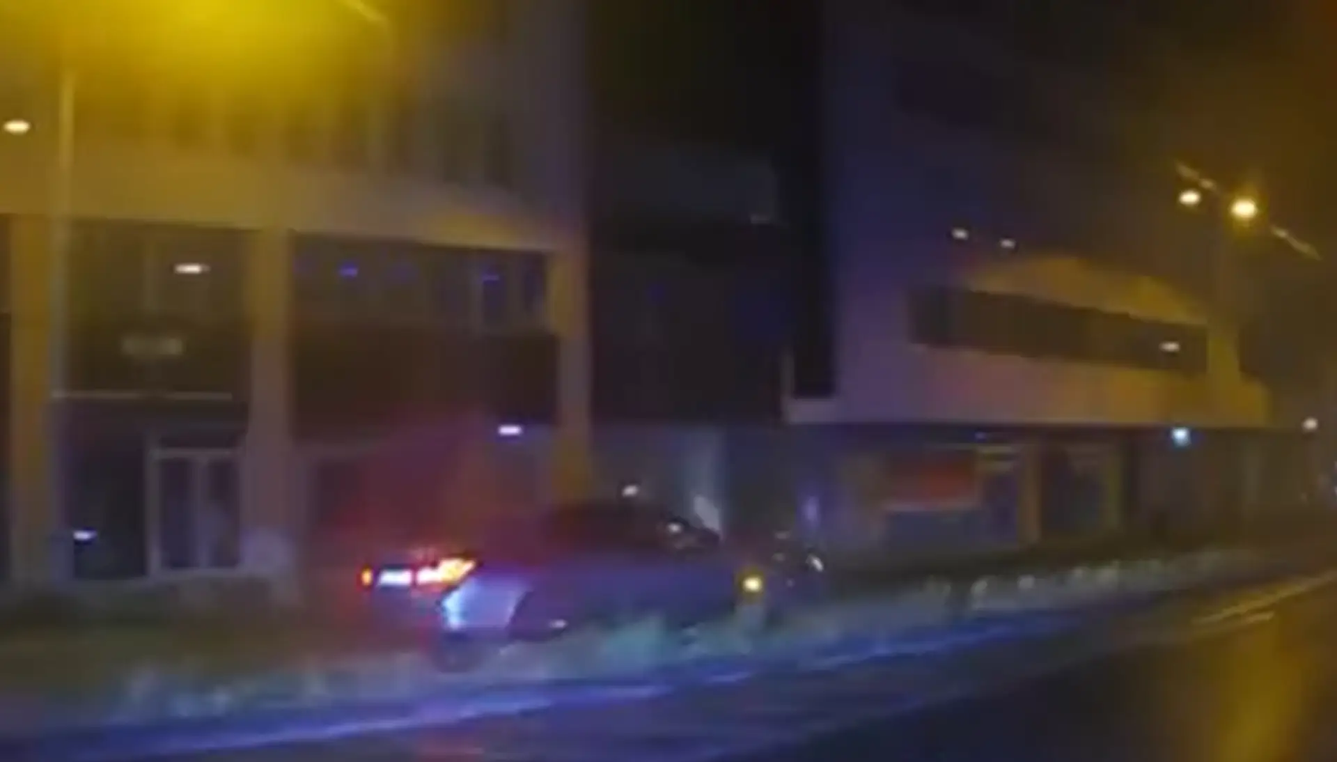 Na snímke auto, ktoré prenasledovali policajti kvôli rýchlej jazde.