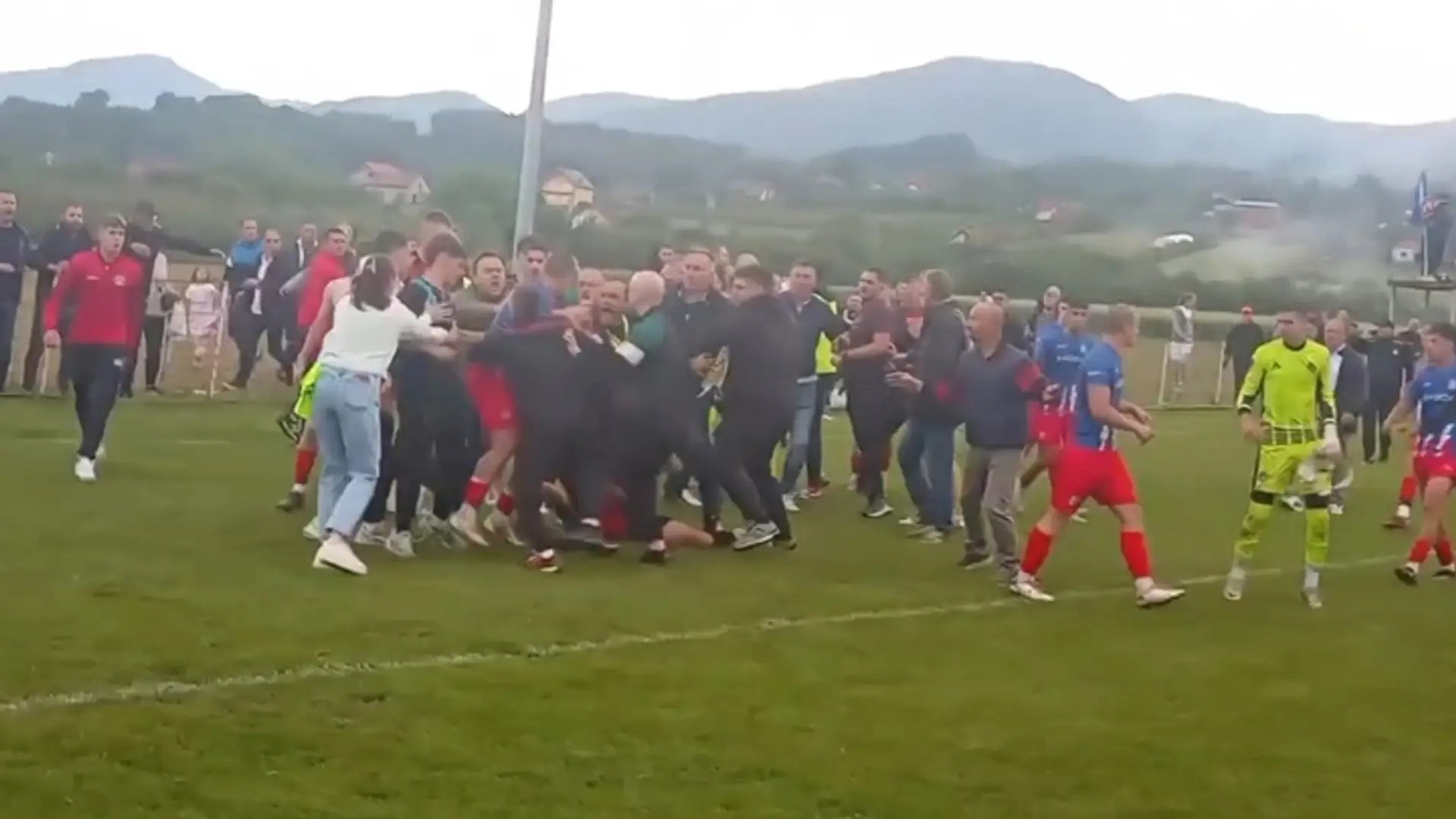 Hromadná bitka na futbale v Srbsku.