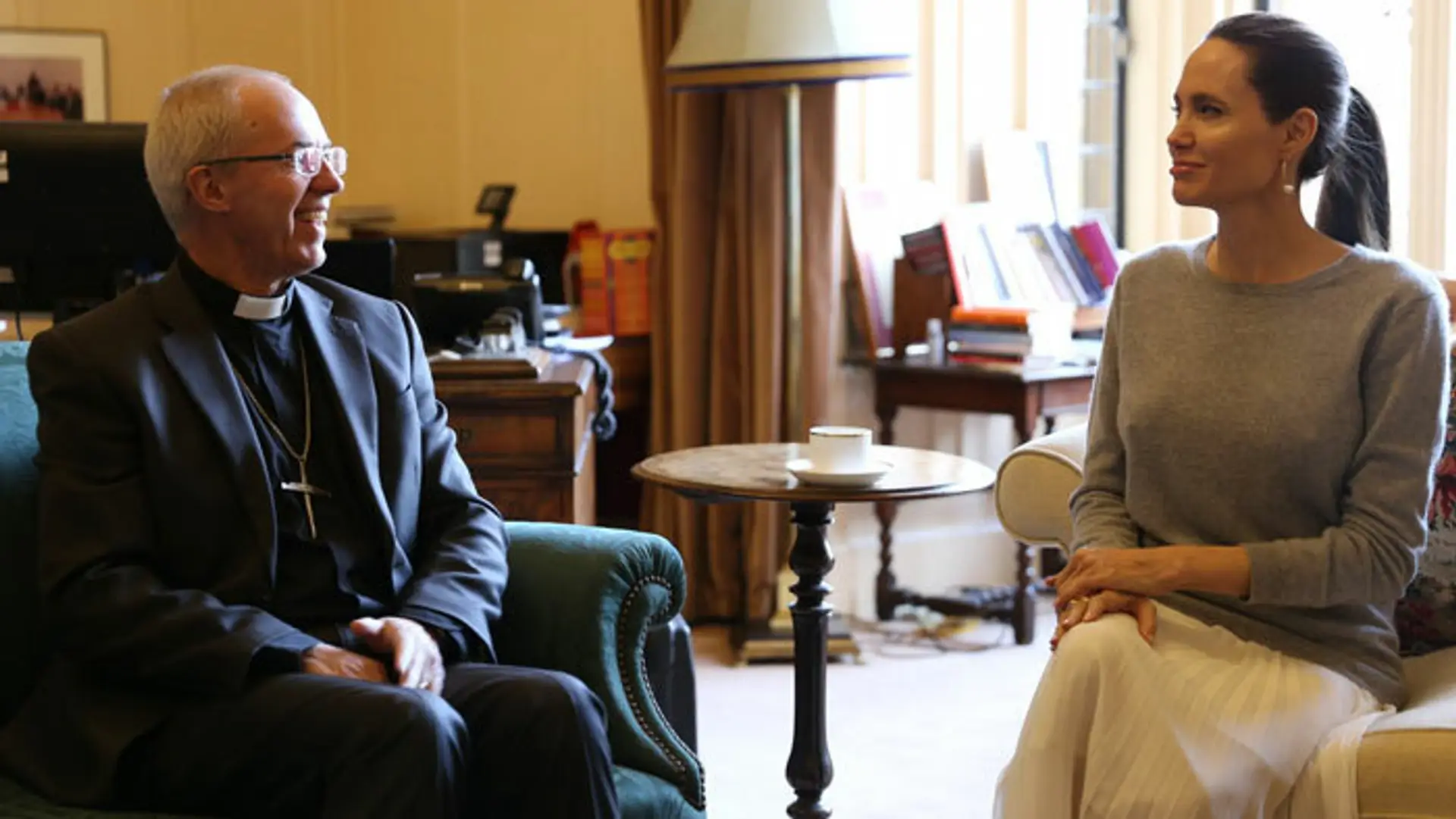 Angelina Jolie na stretnutí s arcibiskupom z Canterbury Justinom Welbym