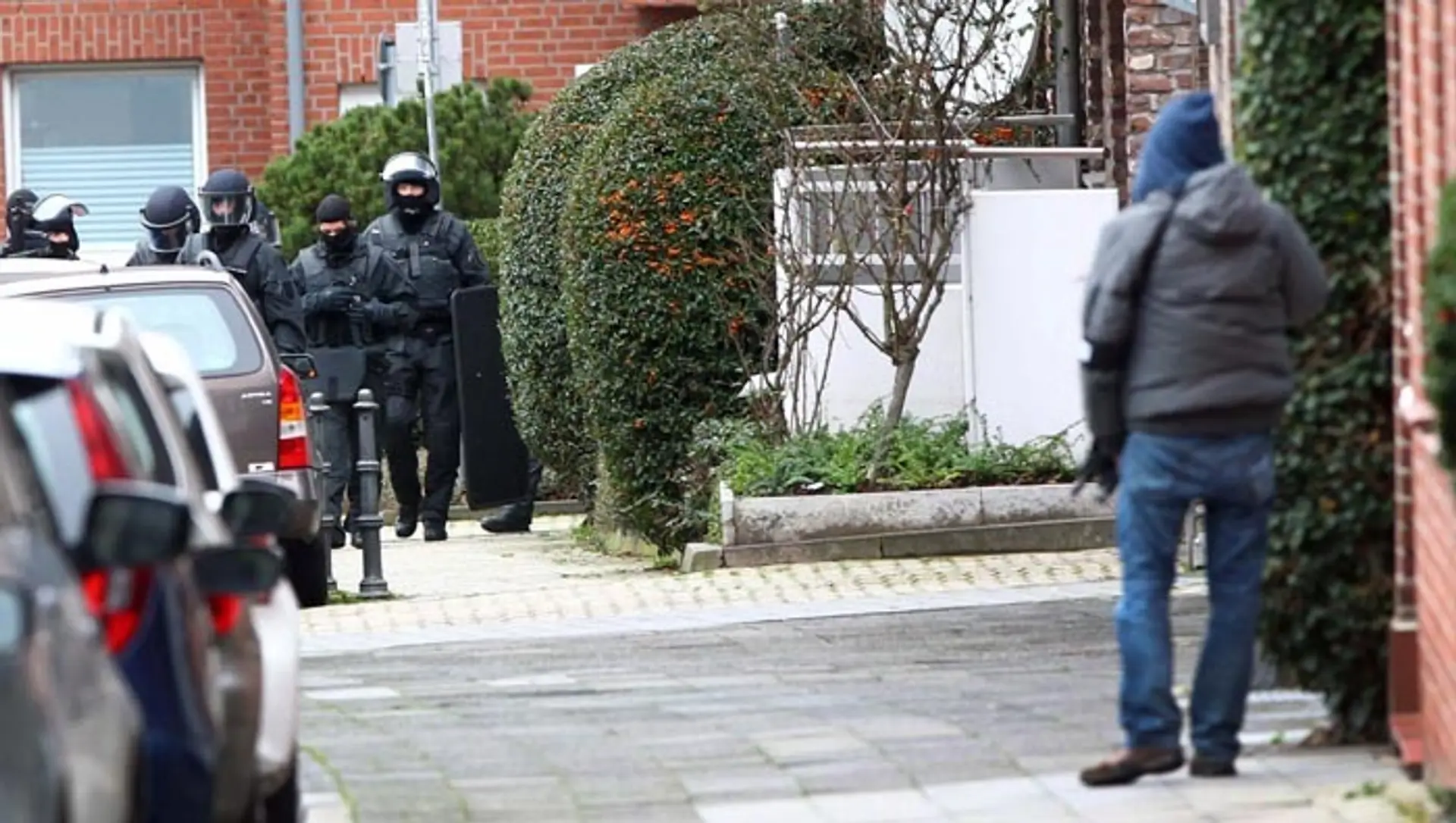 Na snímke príslušníci jednotky nemeckej špeciálnej polície prechádzajú po ulici v Alsdorfe neďaleko mesta Aachen.