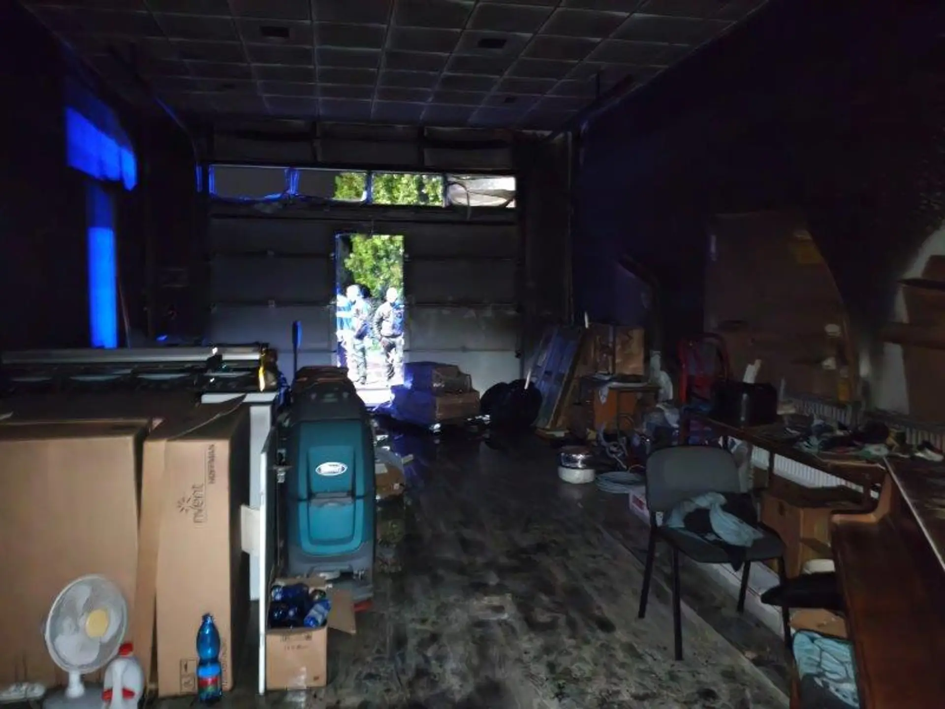 FOTO: Hasiči zasahovali pri požiari skladu v bratislavskom Ružinove. Spôsobili ho elektrické kolobežky