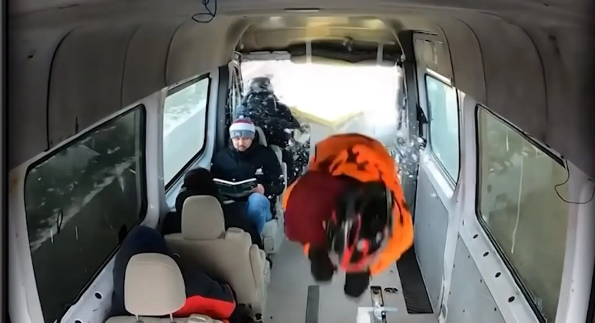 Jevgeni Cebotarev počas preletu cez auto.