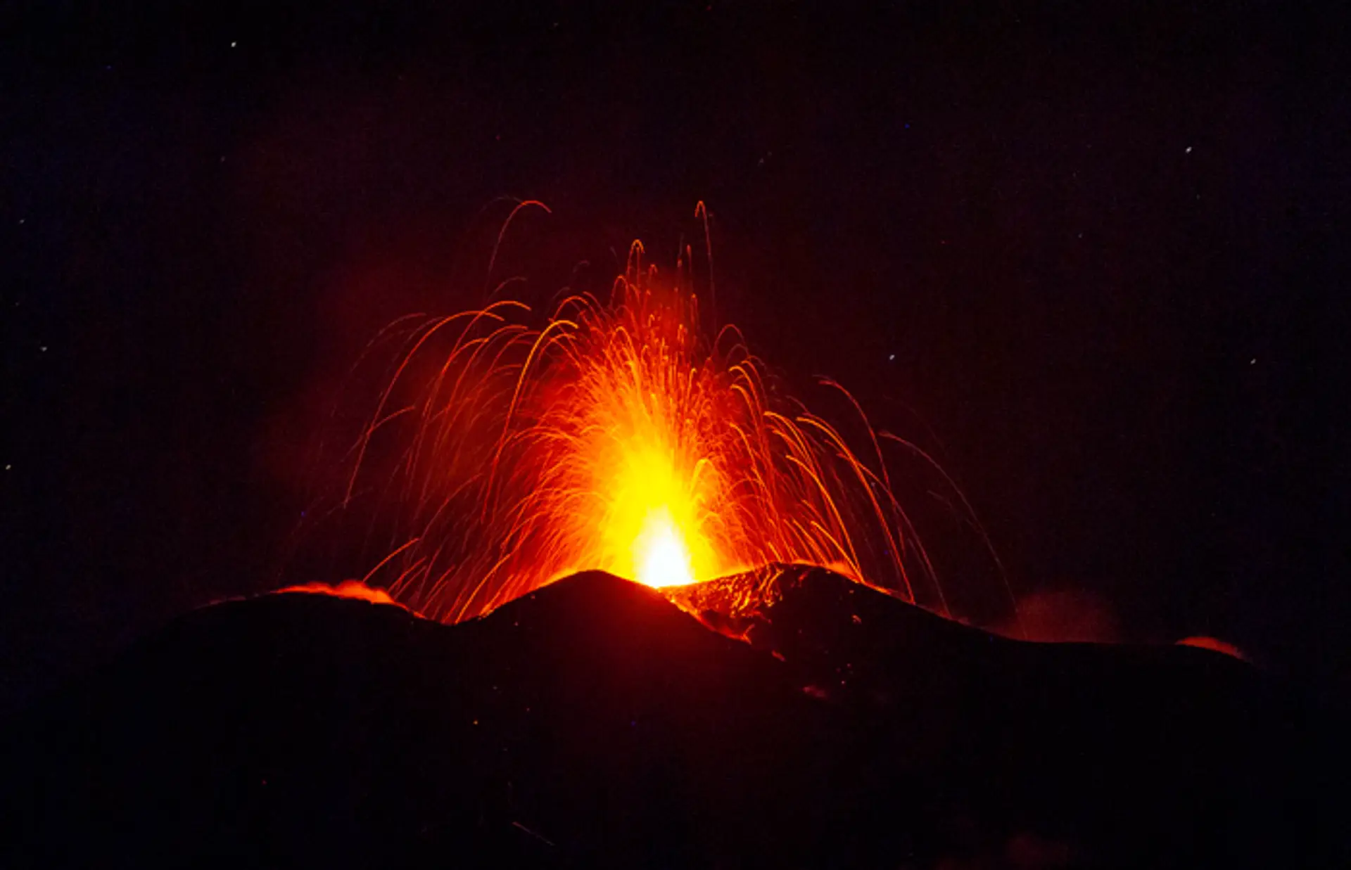 Sopka Etna na talianskom ostrove Sicília chŕli lávu.