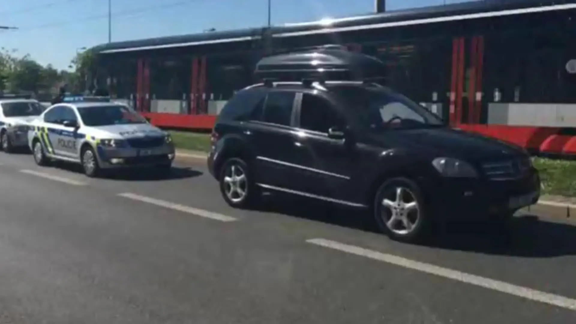 Muž narušil kolónu s Merkelovou.