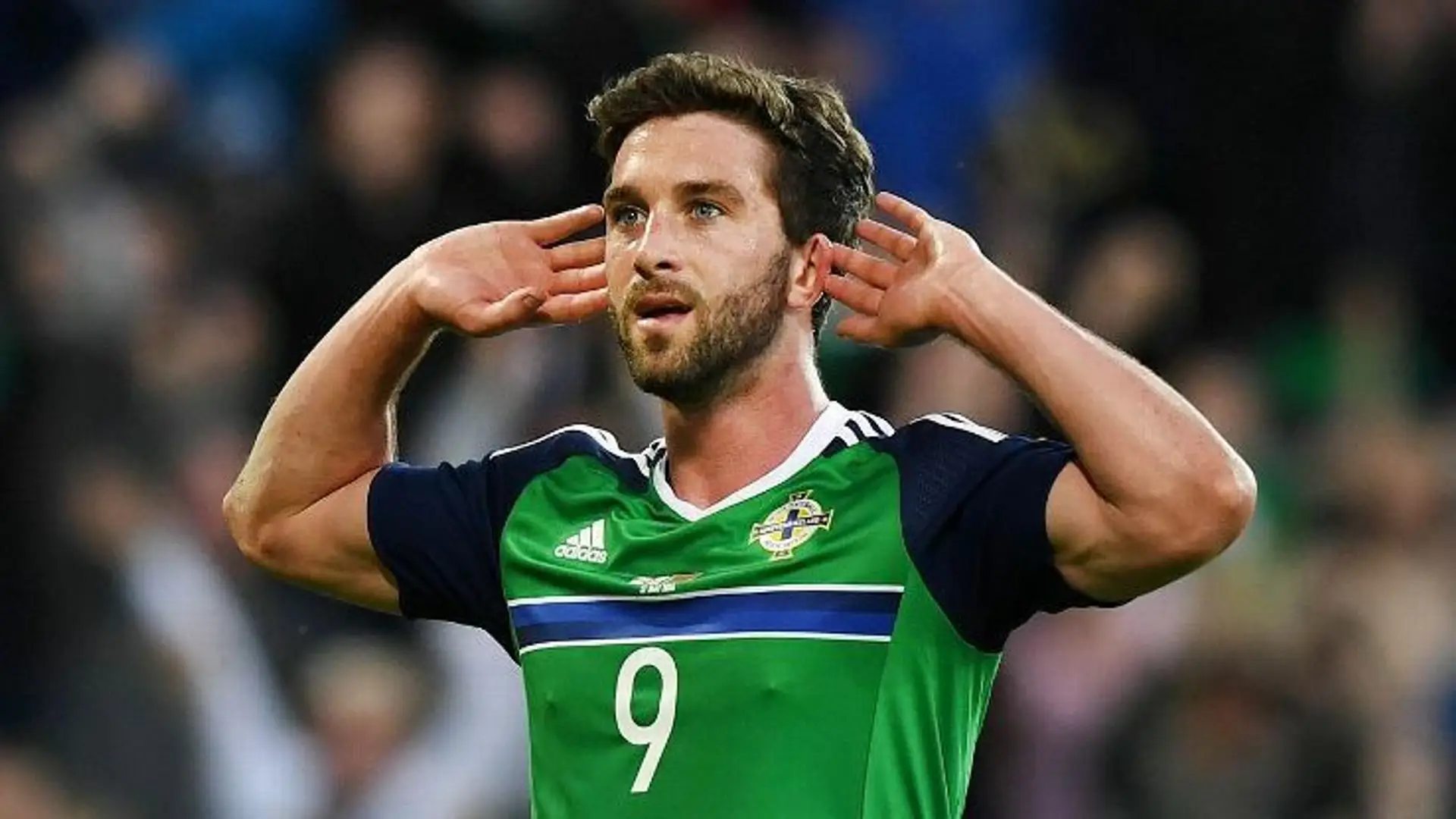 Severoírsky útočník Will Grigg oslavuje po góle.