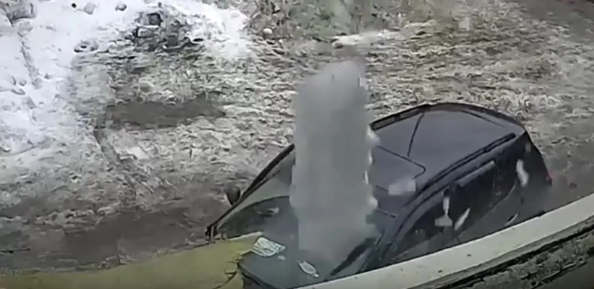 Ľad padá na auto.
