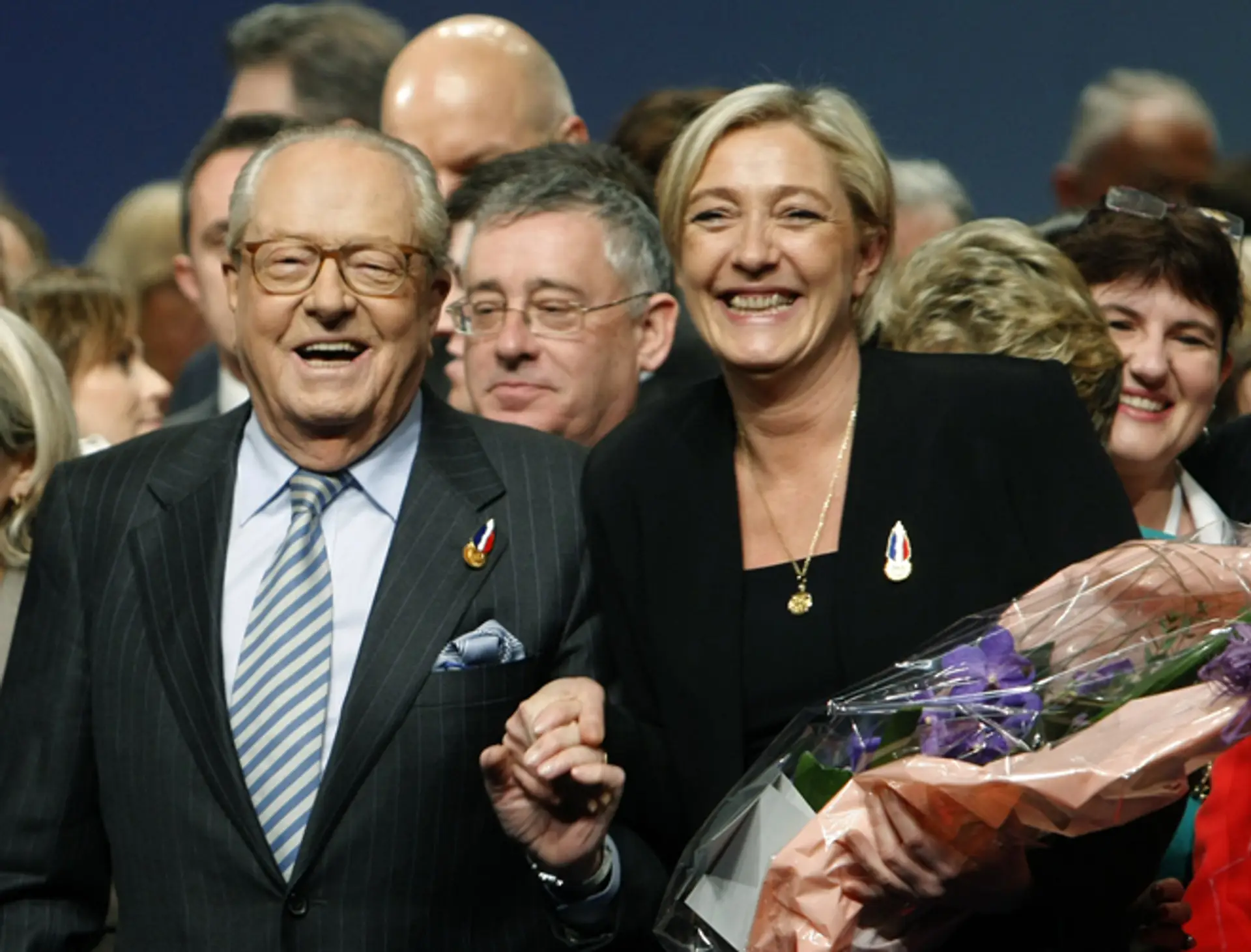  Marine Le Penová sa drží za ruku so svojím otcom, známym francúzskym ultrapravičiarom Jeanom-Marie Le Penom.
