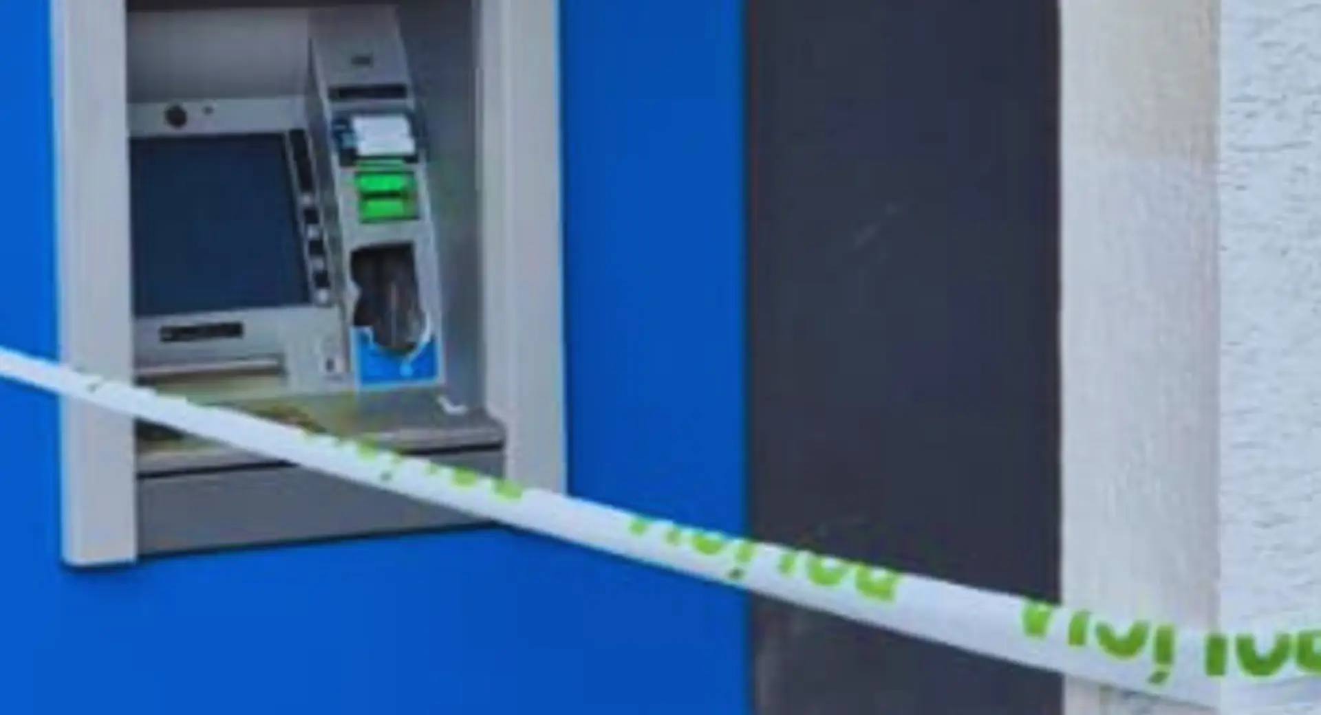 Na snímke poškodený bankomat v Brezne.