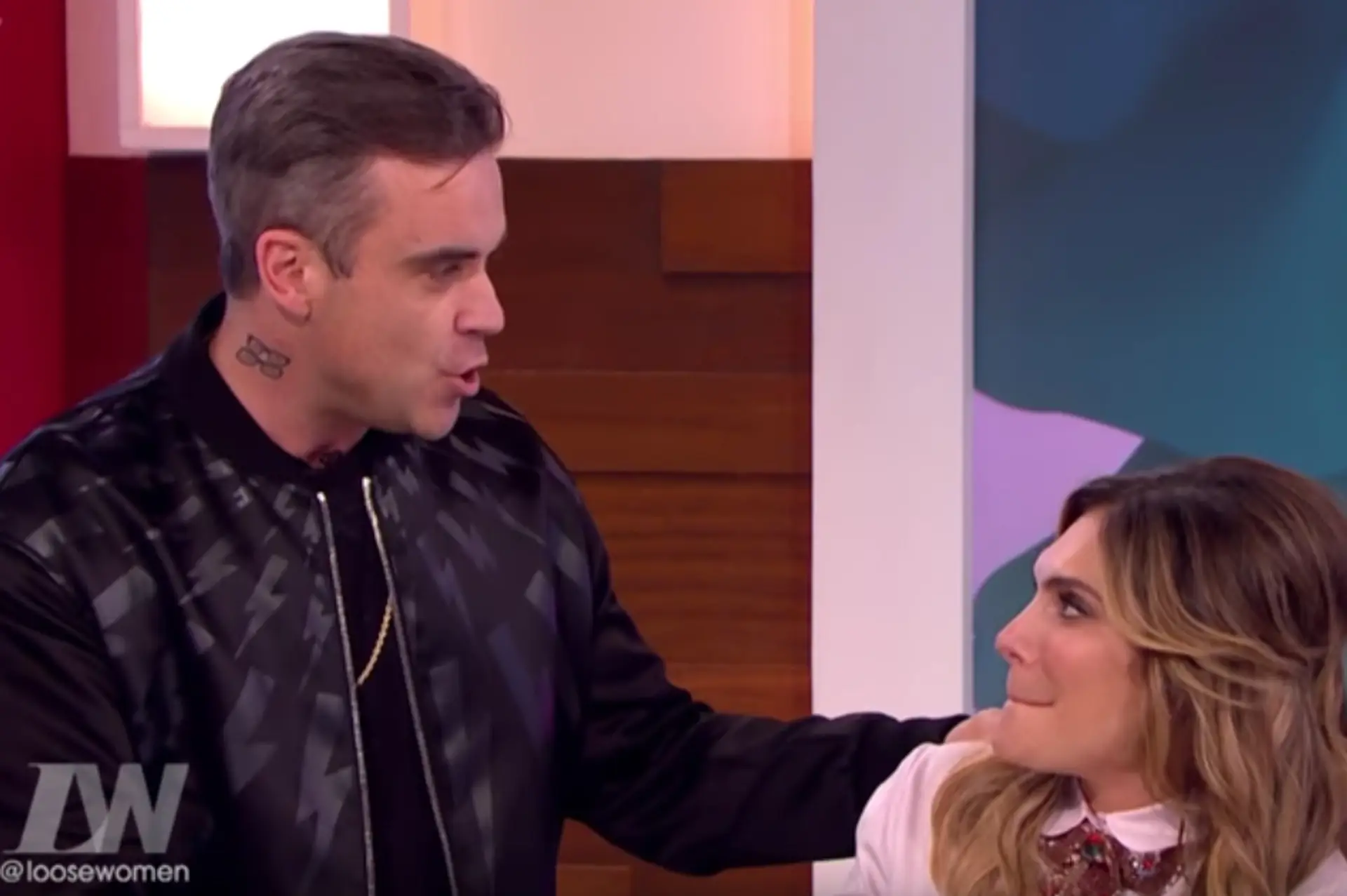 Šok pre Robbieho Williamsa v priamom prenose. Manželkine reči o sexe ho zaskočili