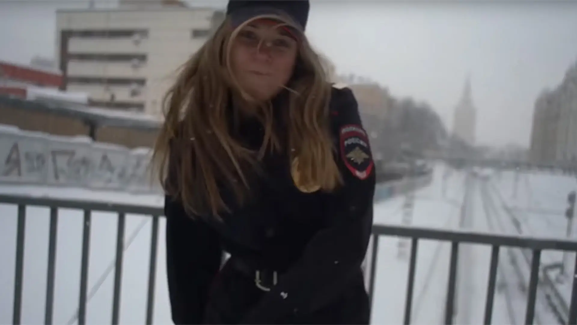 Záber z nového videoklipu Pussy Riot.