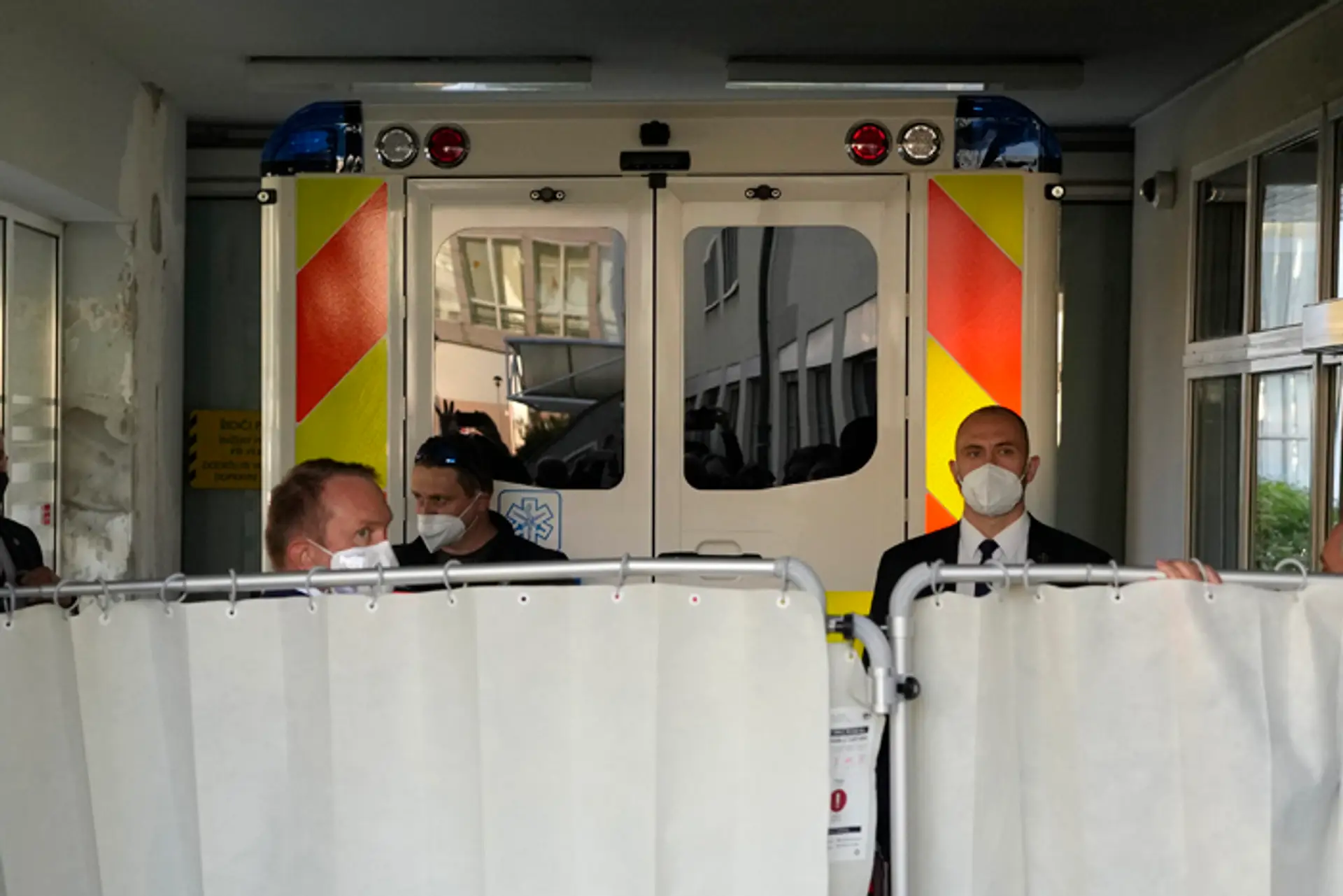 Sanitka, v ktorej priviezli prezidenta Miloša Zemana do nemocnice.