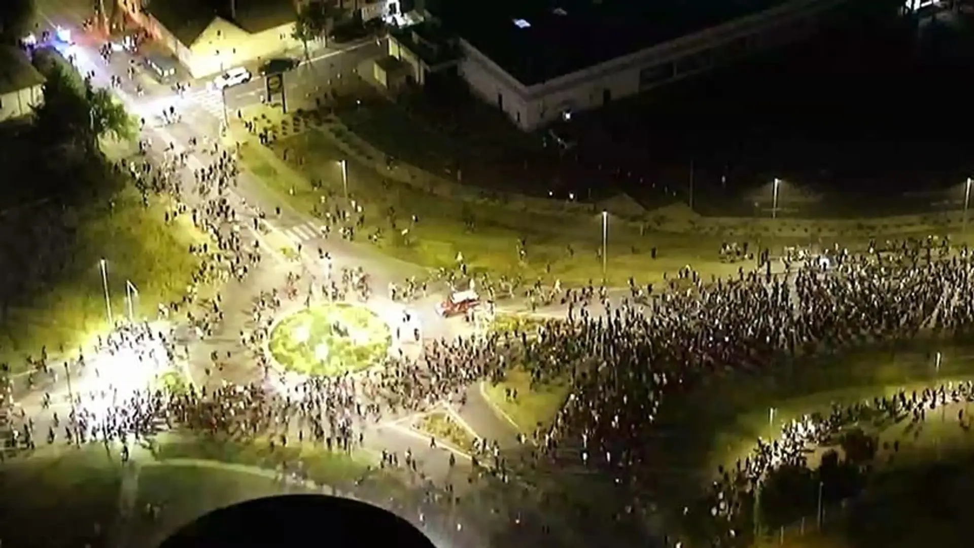 Fanúšikovia odchádzajú po koncerte AC/DC. 