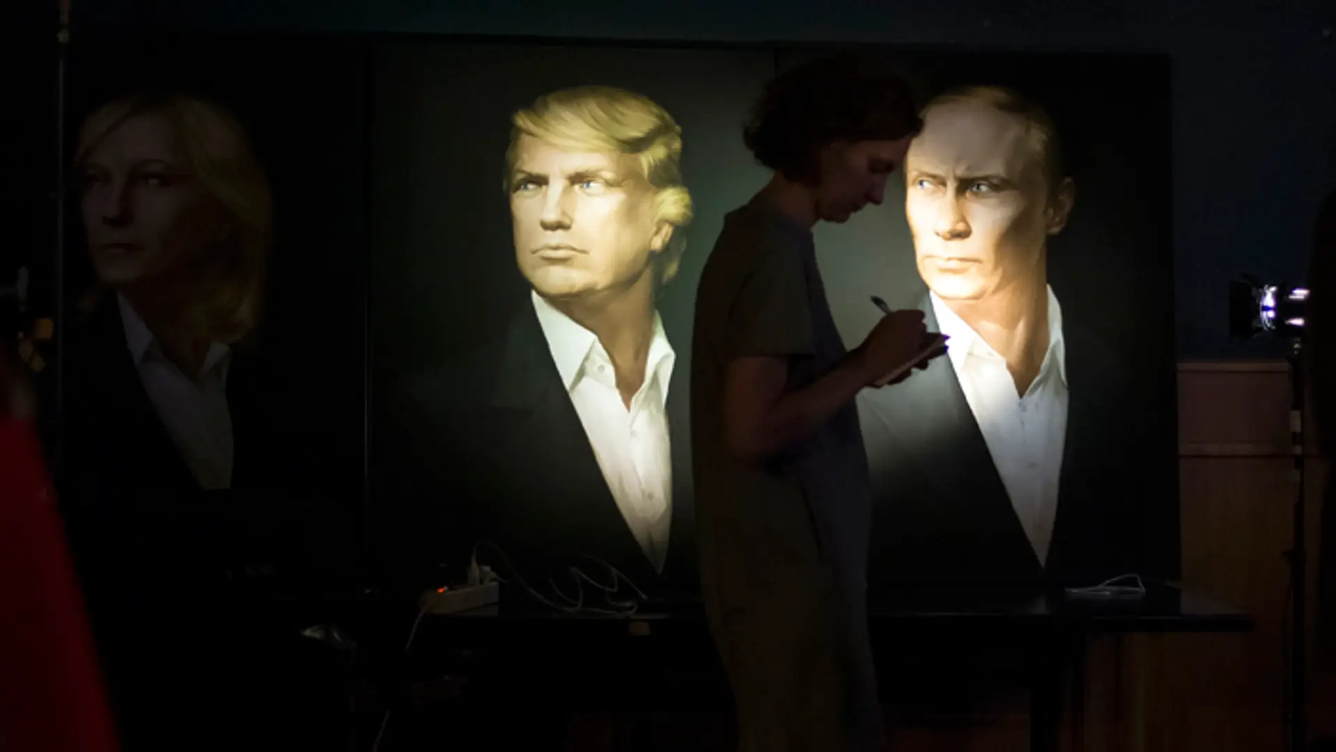 Vysvietené portréty Donalda Trumpa a ruského prezidenta Vladimira Putina v Moskve.