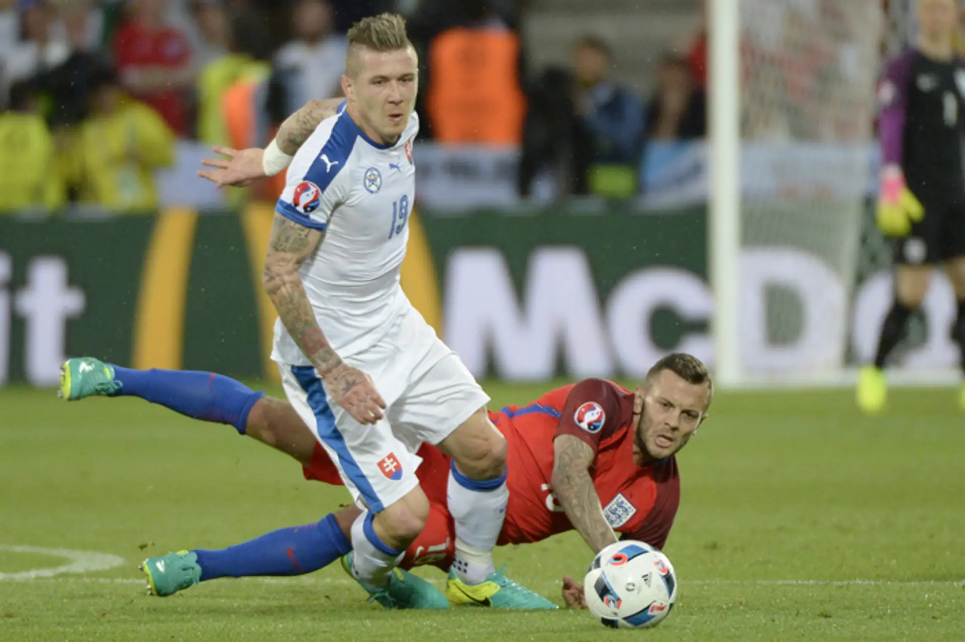 Juraj Kucka (Slovensko) a dole Jack Wilshere.