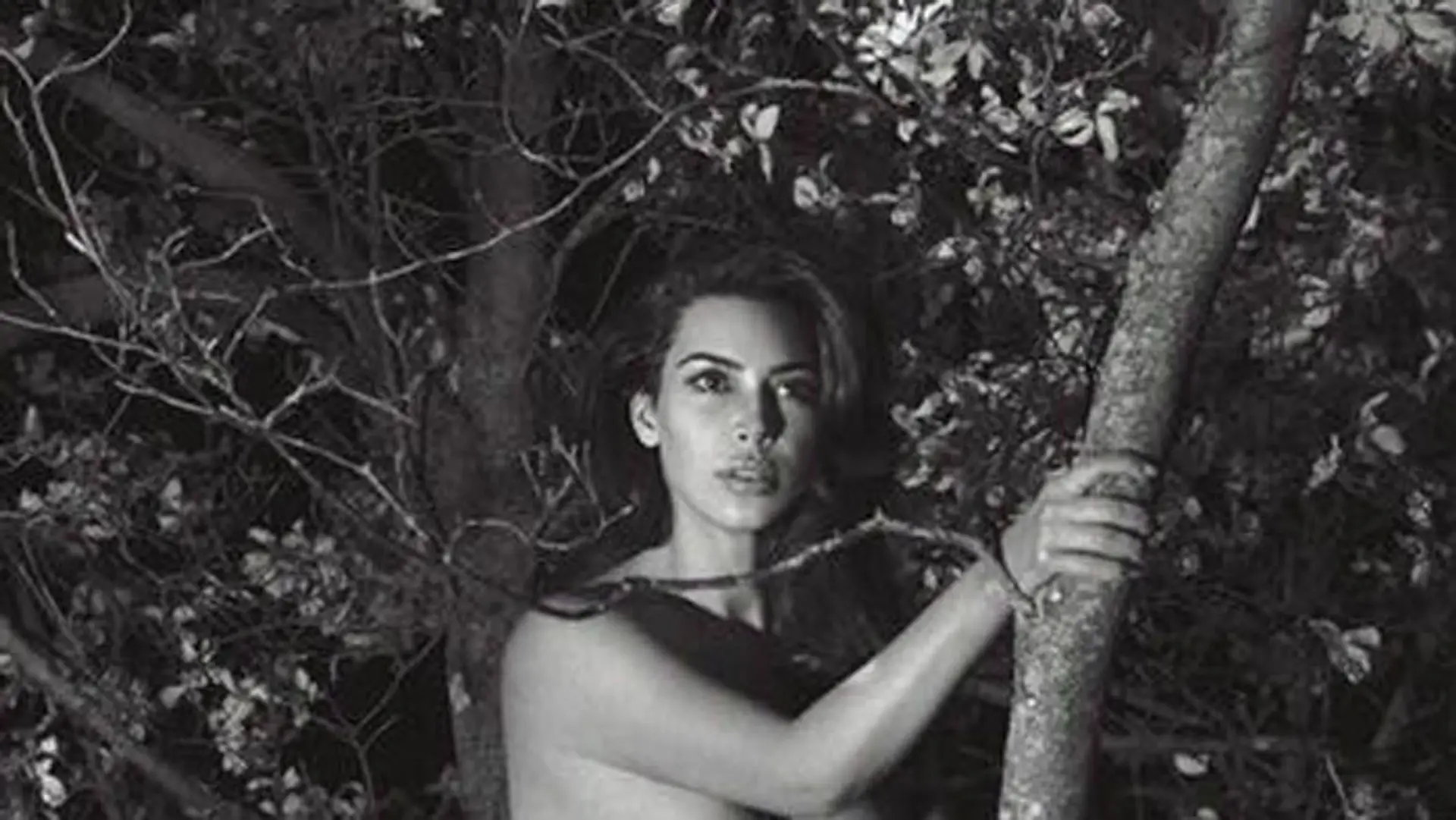 Nahá Kim Kardashian na strome