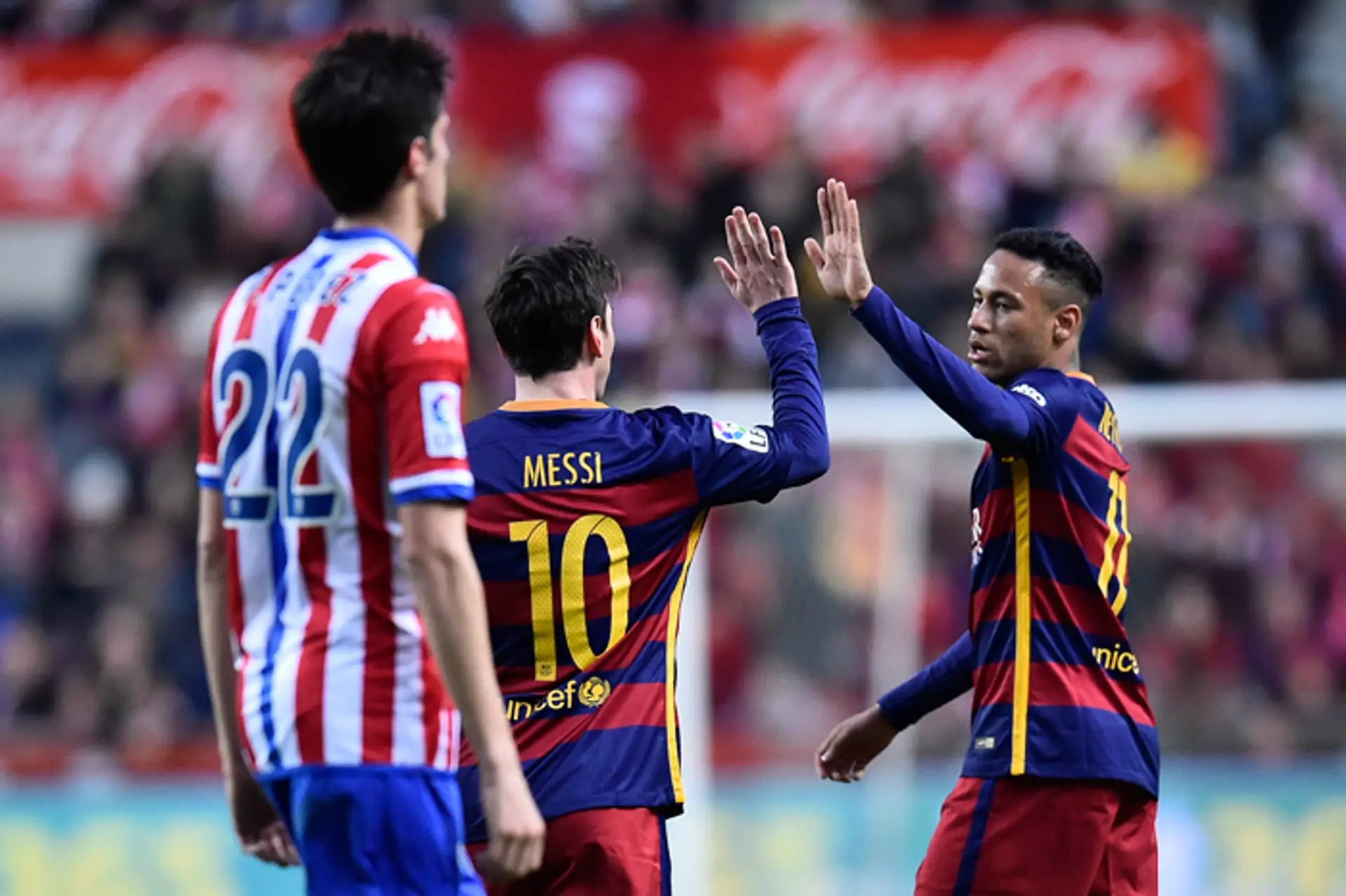 Hráč FC Barcelona Lionel Messi oslavuje strelenie gólu so spoluhráčom Neymarom do bránky Sporting de Gijon.