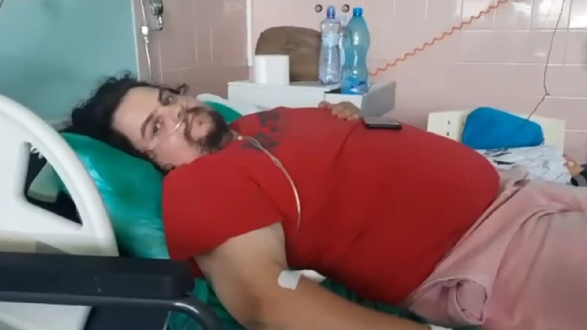 Tibor napojený na kyslík.