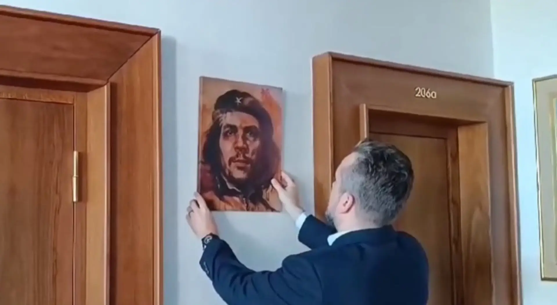 Zmena výzdoby v kancelárii Ľ. Blahu.