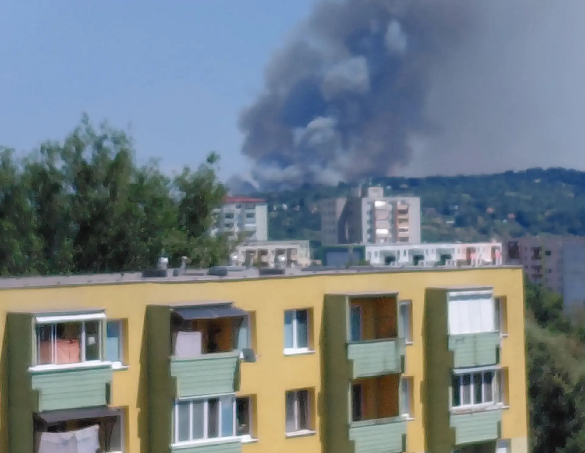 Na snímke dym, ktorý stúpa pri požiari poľa neďaleko kúpalisku Margita -Ilona.