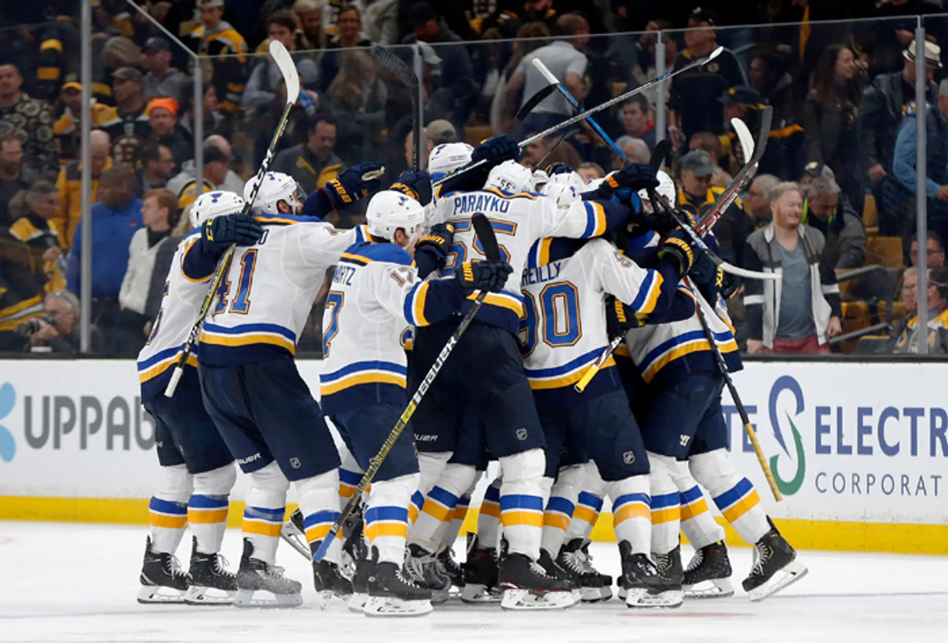 Radosť hráčov St. Louis Blues po vyrovnaní finálovej série Stanleyho pohára.