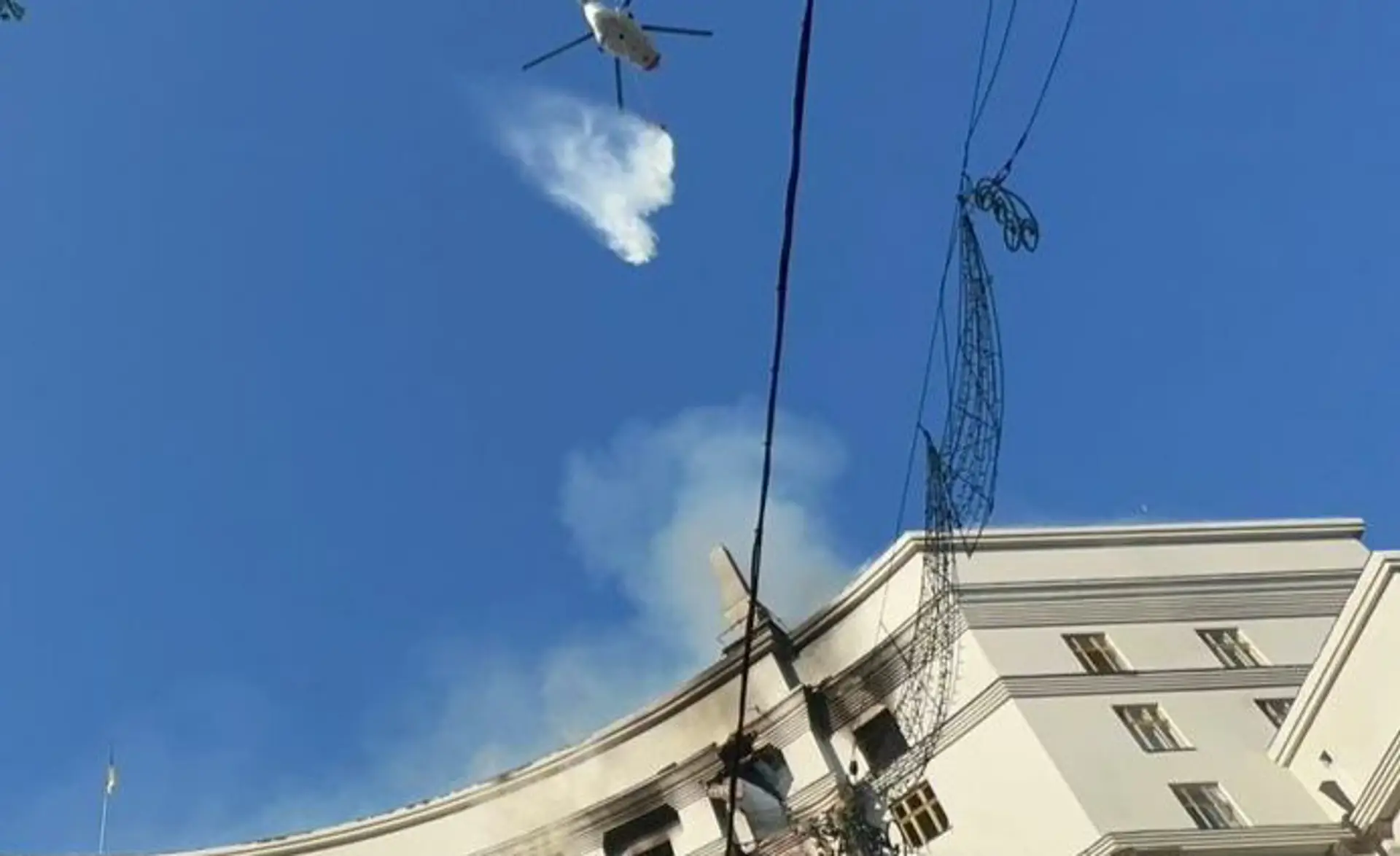 Poškodená budova ukrajinskej vlády.