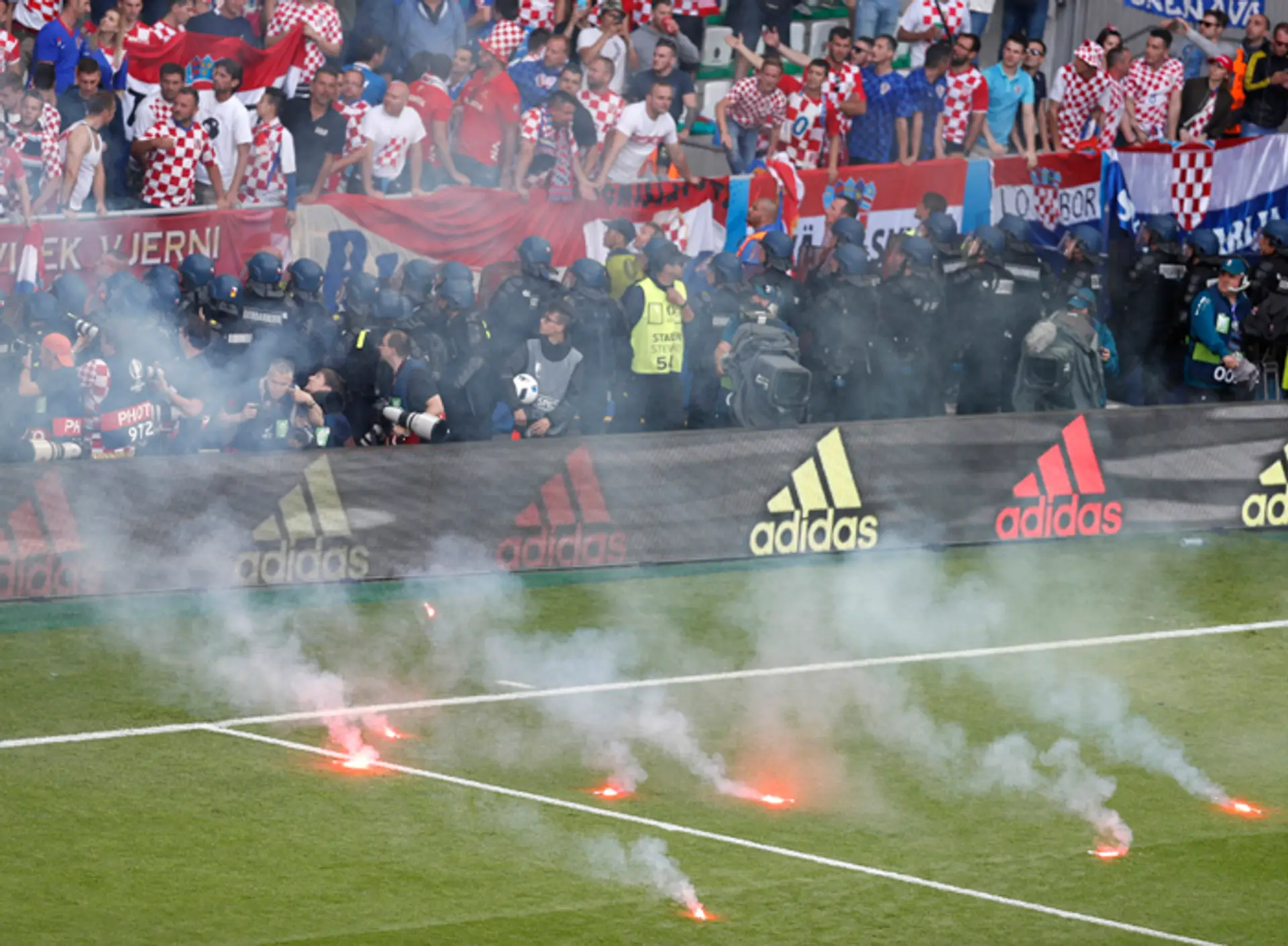Svetlice na ihrisku v zápase D-skupiny Česká republika - Chorvátsko na ME.
