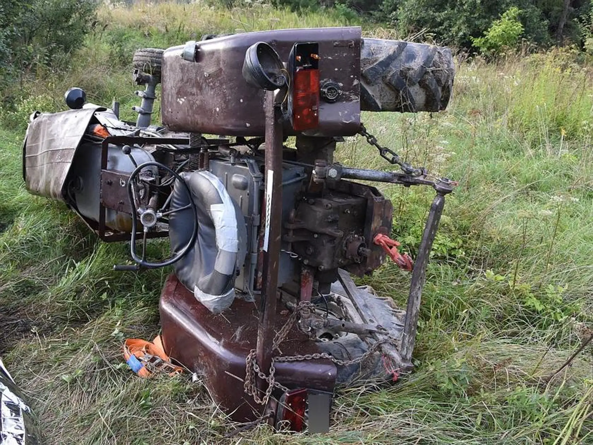 Prevrátený traktor na poľnej ceste