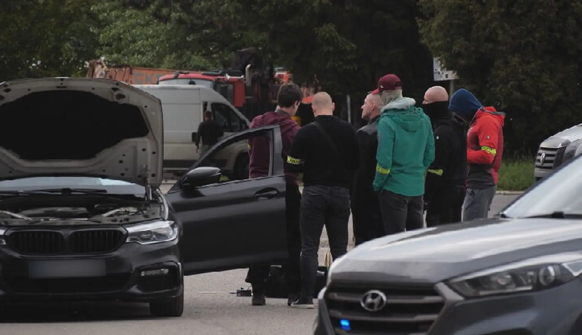 Na snímke policajti počas drogového zásahu.