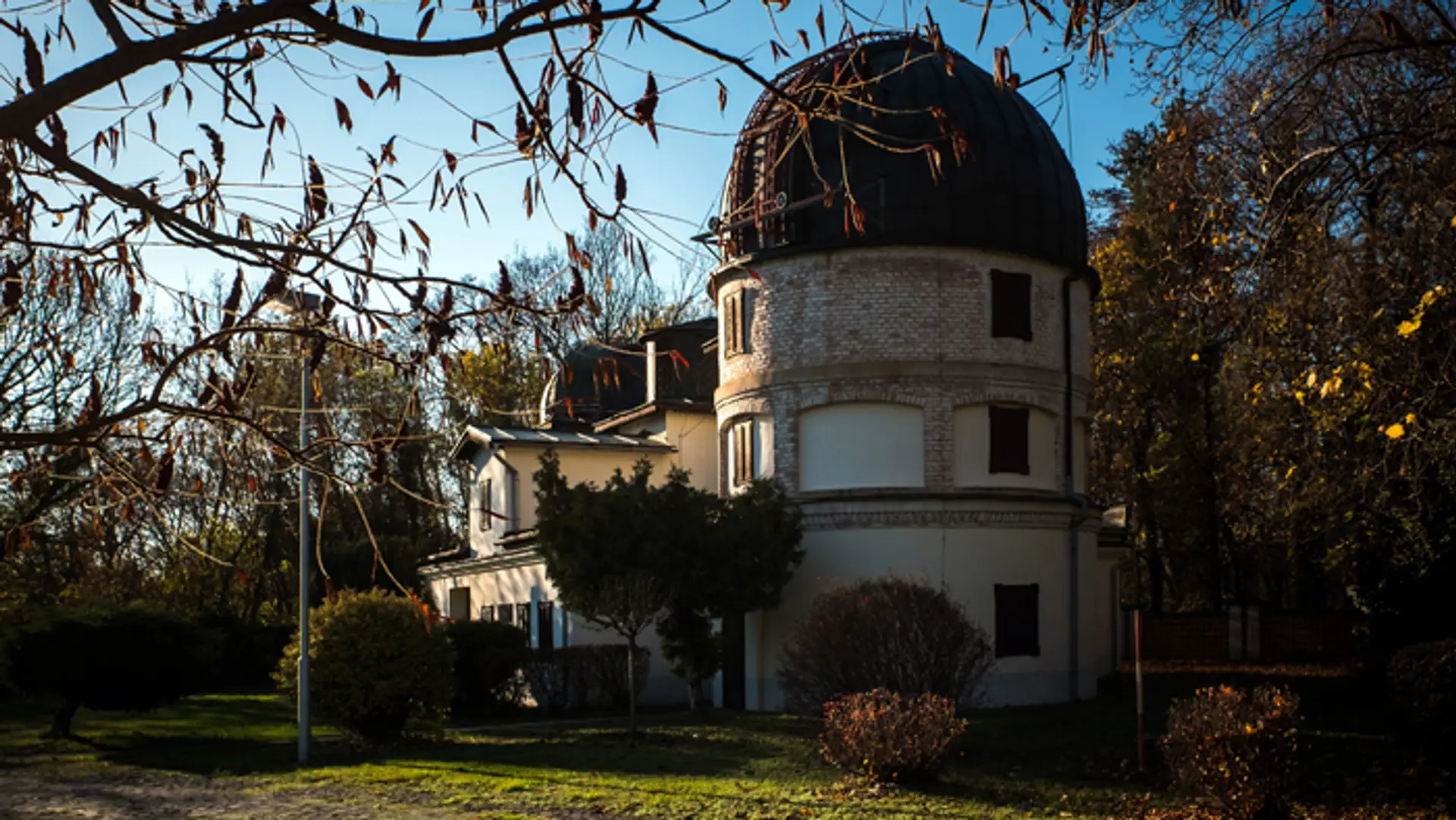 Slovenská ústredná hvezdáreň s planetáriom v Hurbanove.