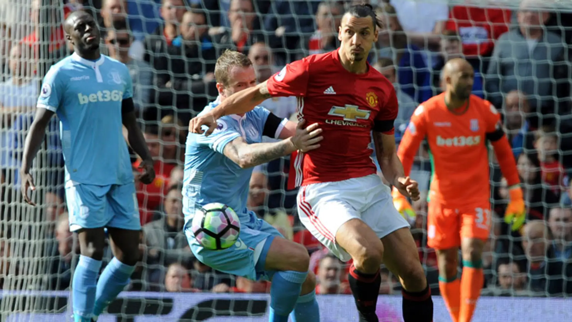 Hráč Manchesteru Zlatan Ibrahimovič (vpravo) a hráč Stoke Glenn Whelan v súboji o loptu. 