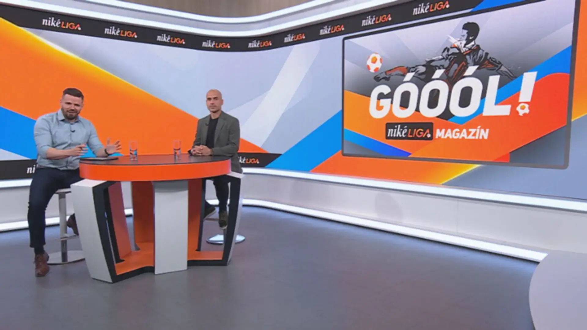 Moderátor Marek Arpáš a futbalový expert Juraj Piroska