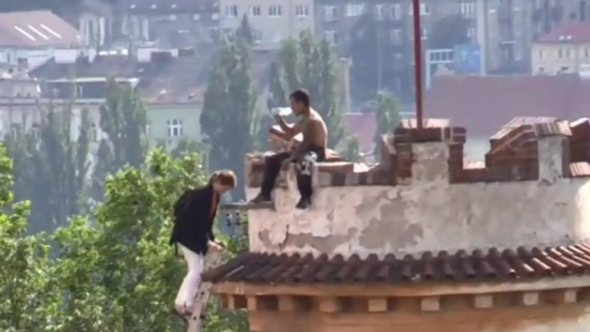 Cudzinec hádzal na ľudí z veže tehly.