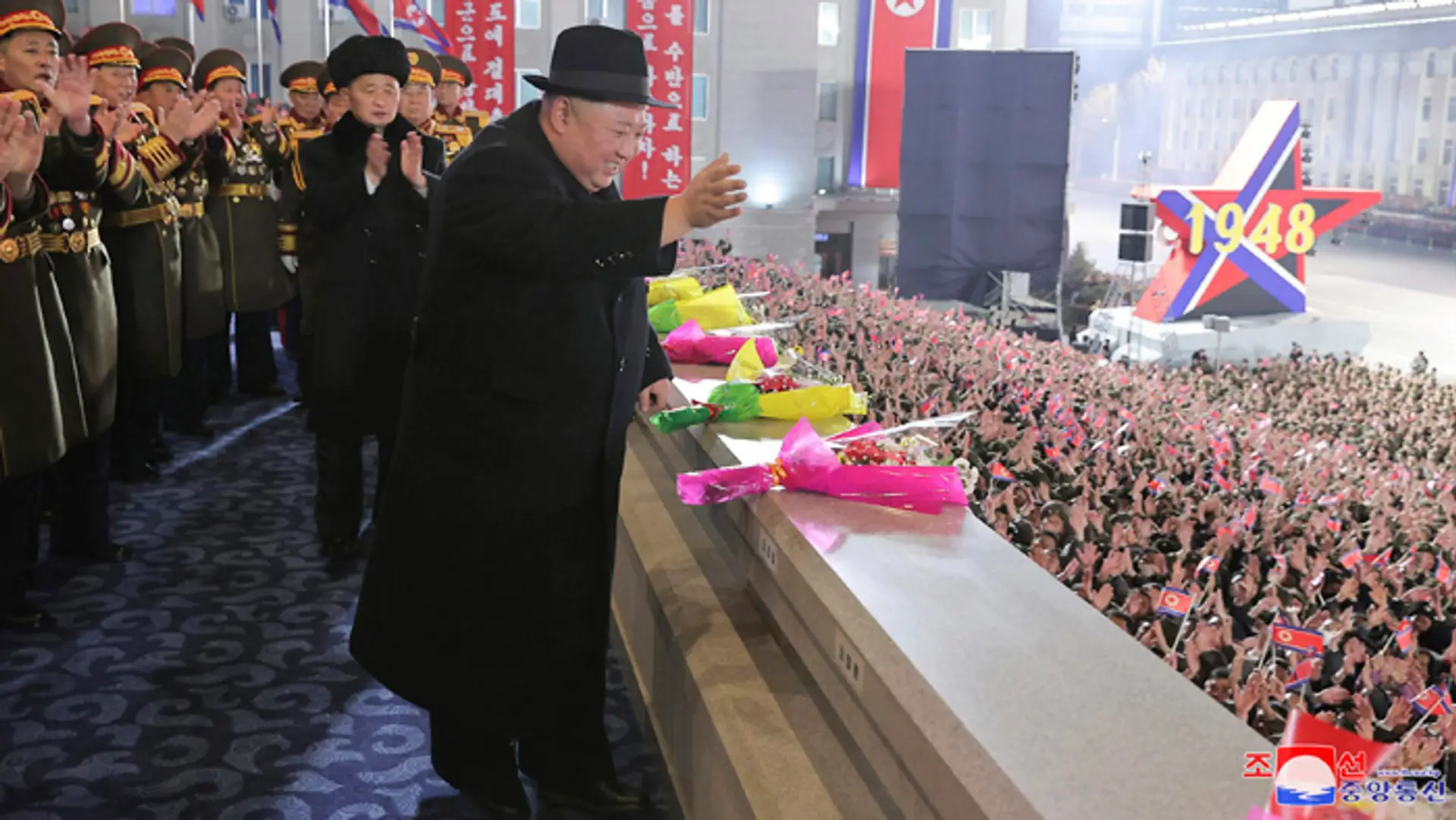 Kim Čong-un na nočnej vojenskej prehliadke.